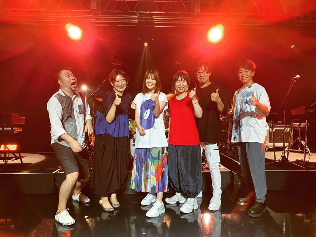 吉岡聖恵のインスタグラム：「「吉岡聖恵 × THE PREMIUM MALT’S プレミアムナイト〜プレミアムな泡(Hour)ー!!!〜」 🍺✨✨ ダイジェストムービー第二弾が公開されました🤩  今日はプレミアムなサポートメンバーを紹介しますぜ🍺  左からギターの石崎光さん✨初めてご一緒したと思えないぐらい親しみやすいお方！ パフォーマンスだけでなくトークも光ってる😆  バンマス＆キーボードのejiちゃん🌞miwaちゃんのバンマスなどもやってるお方。デビューしてからの友＆リアル飲み友でもある。  ドラムスのあらきゆうこさん☁️ カバーアルバム「うたいろ」のRECの時も超カッコいいプレイで、いつか一緒に❕と思ってたのが今回叶いました✨  ベースの種子田健さん🍛繰り出されるフレーズにリハから痺れました。いきものでもソロでもご一緒できて😆  そして最後は皆さんご存知、 マニピュレーターの賢明さん🏄‍♂️🌊 いきものバンドで何年お世話になっているのか！今回もこの上なくあたたかなサポートに感謝🌝❕  以上の愉快なメンバーの方々で、お届けしますぜ🌞 ちなみにみんなでオンライン飲み会したら、４時間越えの大盛り上がりだった🍻笑  #吉岡聖恵 #プレミアムモルツ #まっさら」