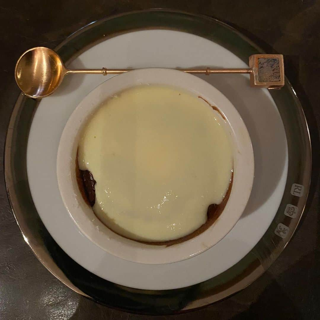 シャロン・ストーンのインスタグラム：「Desert: chocolate soufflé w crème anglaise  @chefroanstone  PROUD MOM  Wowza 😋」