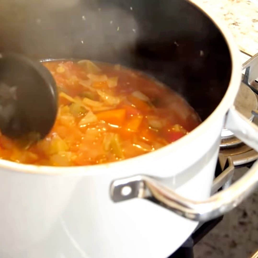 君島十和子さんのインスタグラム写真 - (君島十和子Instagram)「「あっつい♨️‼️」  作り立ての 『脂肪燃焼デトックススープ』です♨️  基本的に🍅トマト缶🥫さえあれば、 冷蔵庫の 🧅🫑🥕🥬🍄 お野菜を使って 簡単に作ることが できます。  ただ、やっぱり ちょっとしたコツなども ありまして😅  …簡単なレシピこそ ちょっとのこだわりが 「美味しさ」 に、結びつくなって 思っています😘  詳しい作り方は YouTube 「君島十和子チャンネル」をチェックして頂けましたら嬉しいです💗  🤗私のプロフィールの「link」からYouTubeへ移動出来ます🎵 ＃９が今回のスープです！  #作り方よ😏 #話しながら作ると #手元がおろそか #こう見えて #A型なので #いろいろ自分に #ダメだし #でも #おいひーの😘🍴🍲 #君島十和子」11月22日 22時08分 - ftcbeauty.official