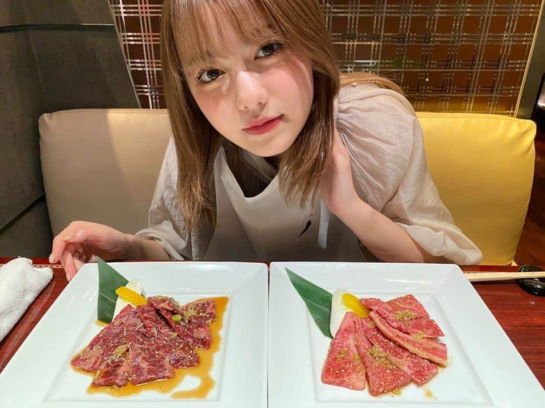 高橋かののインスタグラム：「とりあえずお肉たべよーっ！ 美味しいもの食べてるときが1番幸せ♡"  パパが撮ってくれるんだよいつも😂」