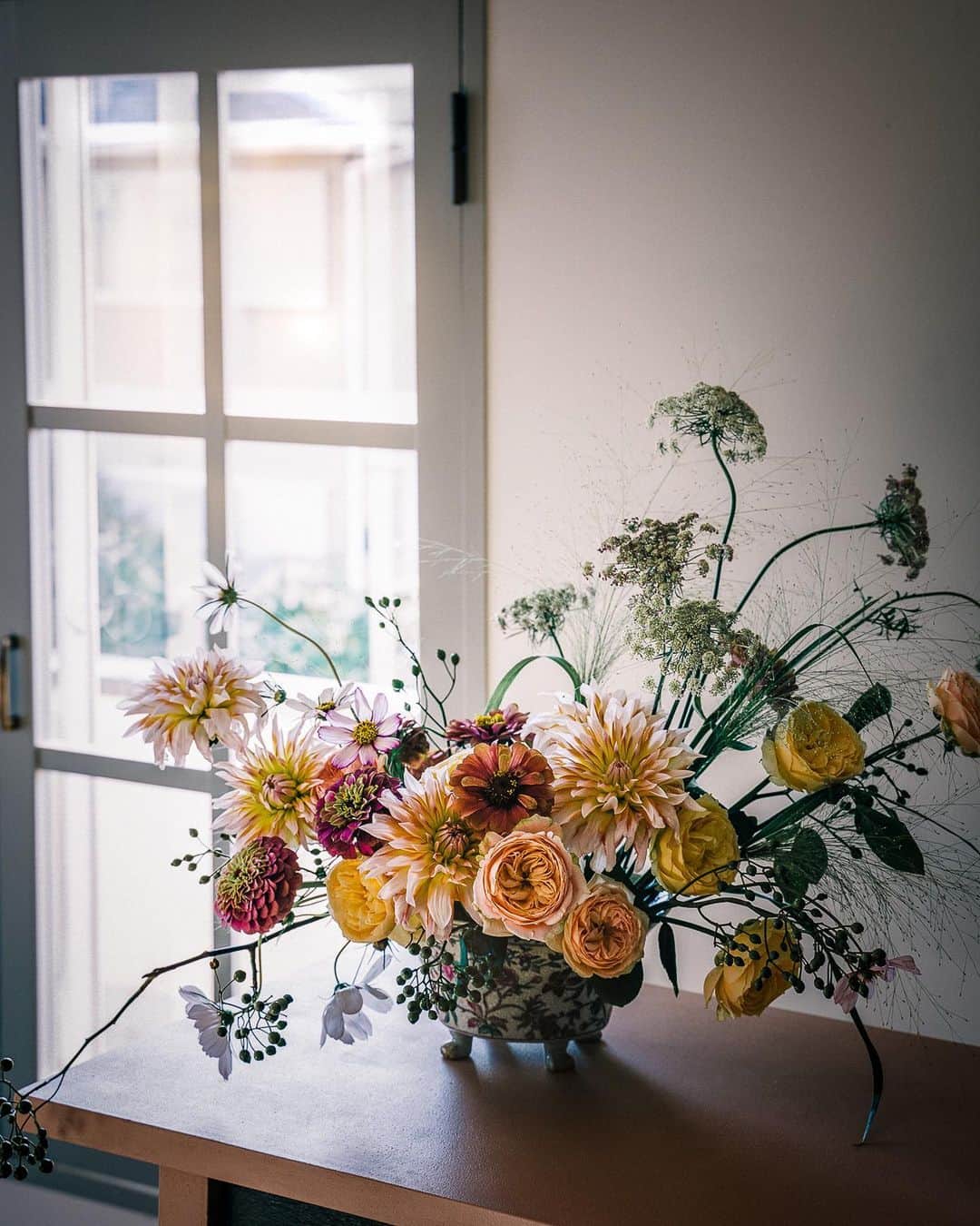 柳澤麻衣のインスタグラム：「Autumn arrangement of dahlias and roses.Happy new week 🐈✨  ダリアとバラのアレンジメント  今週も良い一週間になりますように」
