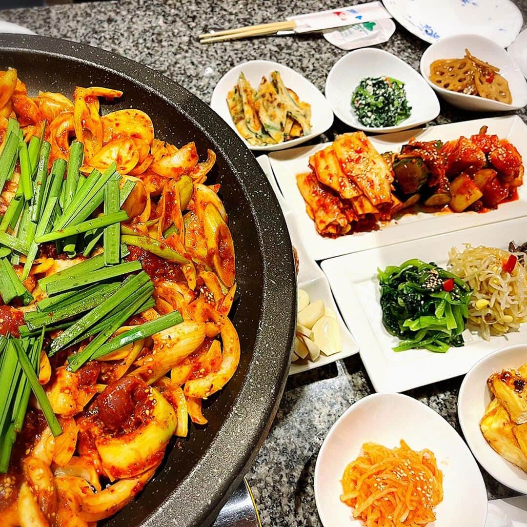 宮崎宣子さんのインスタグラム写真 - (宮崎宣子Instagram)「コロナも落ち着きはじめたので、 仲良しメンバーで韓国料理へ💛と、 @worldcuptokyo2002 さんにいきました💛  何か久しぶりの韓国料理🇰🇷と、 久しぶりの女子会に話も盛り上がって、 すっごく楽しかった😍  ワールドカップのママがトークも面白くて、お料理もどれも美味しかった💕  苦手な鴨肉も、美容にもダイエットにもいいと言われて食べたら臭みもなく、美味しく食べられたし💖  チーズチヂミも🧀最高で、食べすぎた🤣  また、来ようって思ってます❤️  新大久保も久しぶりに行ったけど、 韓流流行ってますねー 人も多くて活気が戻ってました☺️  私が大学時代に家庭教師で新大久保に通って教えていた学生さん…今頃どんな大人になったのかな💕 とふと、思い出しました☺️  #ワールドカップ #新大久保 #韓国料理 #女子会 #忘年会 #またここで集まりたい」11月22日 22時25分 - miyazaki_nobuko
