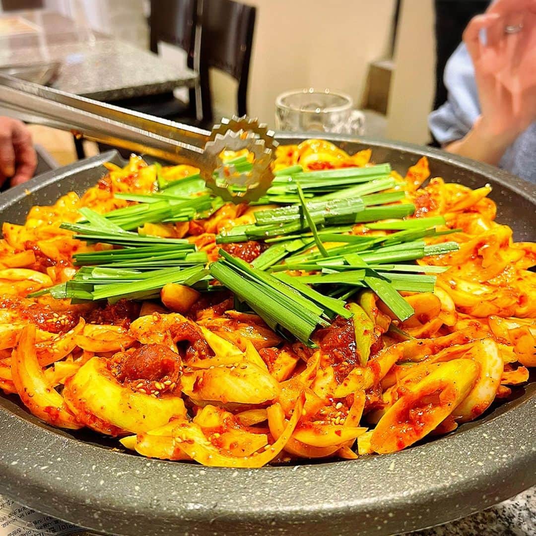 宮崎宣子さんのインスタグラム写真 - (宮崎宣子Instagram)「コロナも落ち着きはじめたので、 仲良しメンバーで韓国料理へ💛と、 @worldcuptokyo2002 さんにいきました💛  何か久しぶりの韓国料理🇰🇷と、 久しぶりの女子会に話も盛り上がって、 すっごく楽しかった😍  ワールドカップのママがトークも面白くて、お料理もどれも美味しかった💕  苦手な鴨肉も、美容にもダイエットにもいいと言われて食べたら臭みもなく、美味しく食べられたし💖  チーズチヂミも🧀最高で、食べすぎた🤣  また、来ようって思ってます❤️  新大久保も久しぶりに行ったけど、 韓流流行ってますねー 人も多くて活気が戻ってました☺️  私が大学時代に家庭教師で新大久保に通って教えていた学生さん…今頃どんな大人になったのかな💕 とふと、思い出しました☺️  #ワールドカップ #新大久保 #韓国料理 #女子会 #忘年会 #またここで集まりたい」11月22日 22時25分 - miyazaki_nobuko