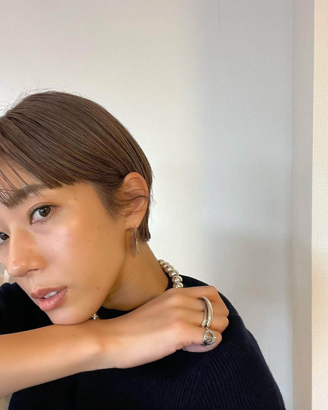 正中雅子のインスタグラム：「人生初のブリーチ💛  これまだ初日で、今はほぼ金髪😂  でも、意外に今の気分にしっくり♡  @lewes_yura ✂️  #ショートヘア #shorthair」