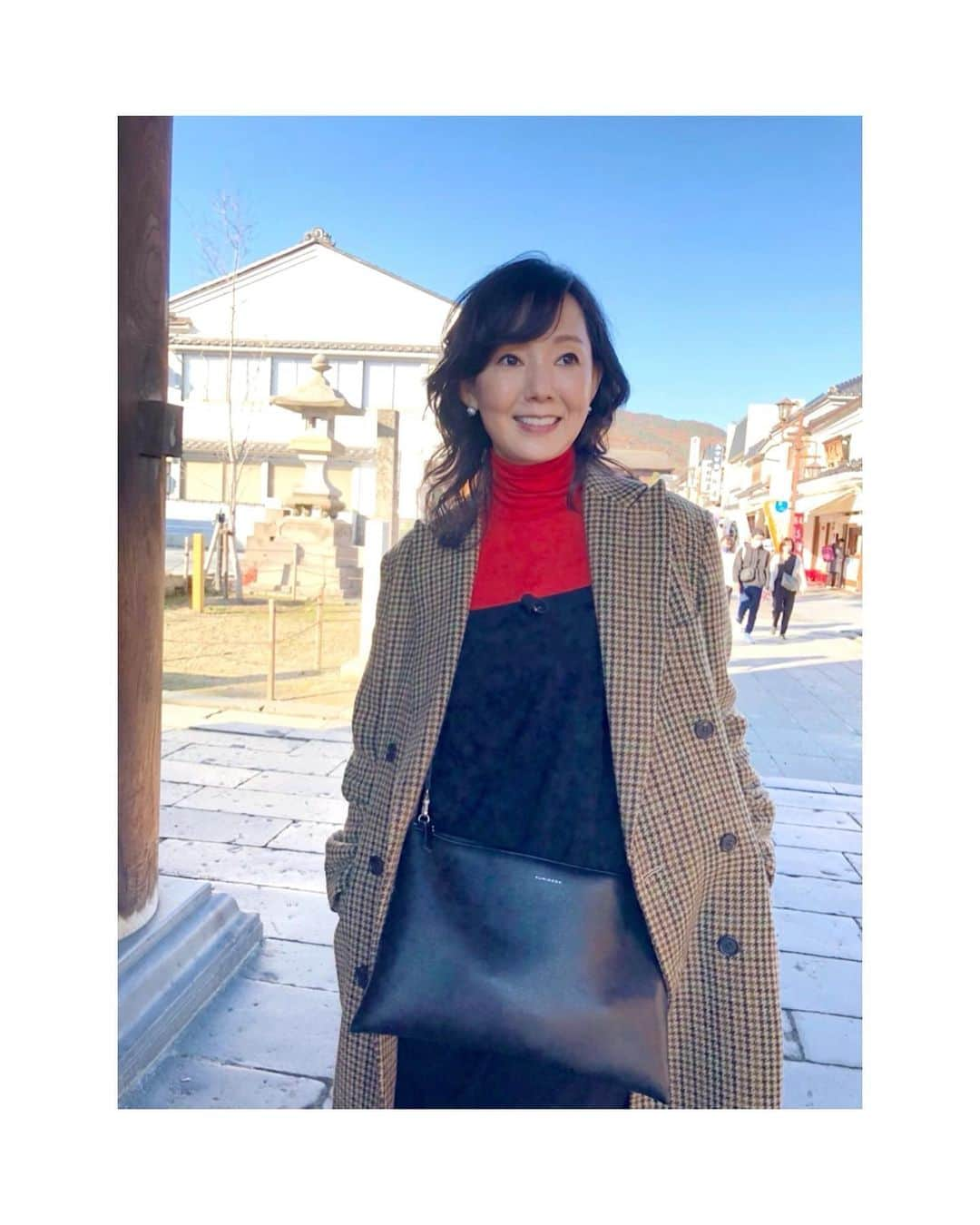 とよた真帆さんのインスタグラム写真 - (とよた真帆Instagram)「長野県善光寺 今回は番組ロケでお邪魔しました  こちらに初めてきたのは5.6歳の頃。  母が祖父祖母と私を連れてきてくれた写真が残っていて幾度となく見ていたので身近に感じていた場所です  母方の先祖も長野県なので どこかで 懐かしい感覚もあります  #長野県  #善光寺 #ご先祖様への感謝   よく歩くロケには歩きやすい靴にしましたよ✨ @fitfit_official_  のブーツはヒールがあるのに歩きやすくクッション性抜群でした👍  @fumikoda.official のバッグも斜めがけして手ぶらになれて重宝しました  名物の #七味 しっかり買いましたよ〜😊」11月22日 23時22分 - maho_toyota