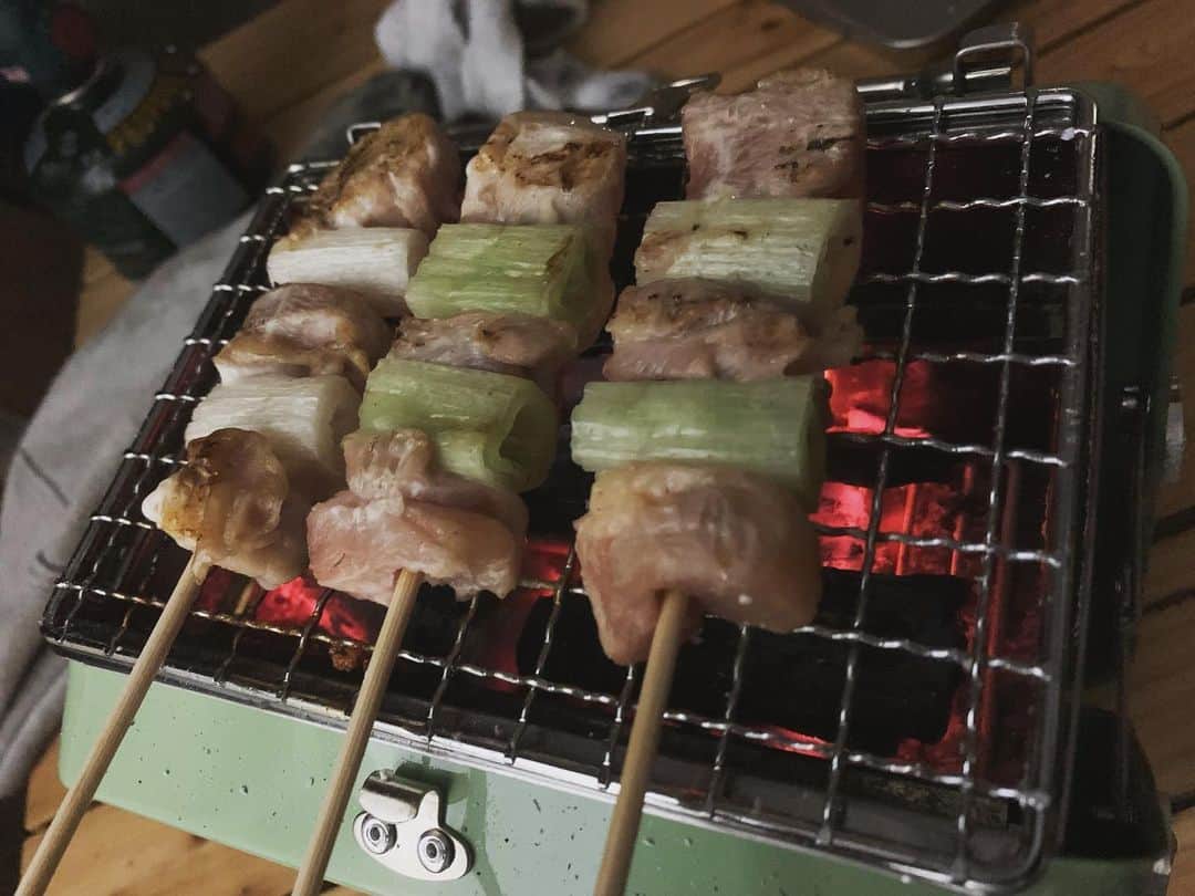 忍成修吾のインスタグラム：「何で炭火焼きって美味しいんでしょうか？#焼き鳥」