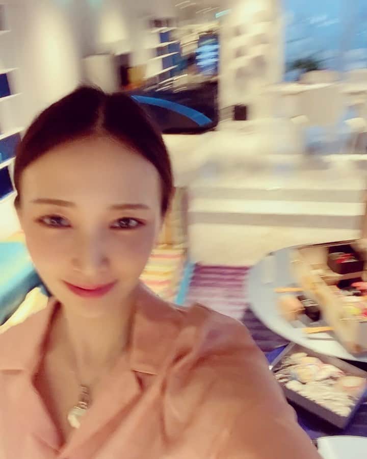 澤田友美のインスタグラム：「. テツさんにはやく帰国してもらわないと。 テーツーさーんー！！イベントしましょはやく🌈🤩✨ 整ってます🥳 @alovemovement  . . #カスタムしながらくつろげるお酒ものめちゃう。笑 #天国」