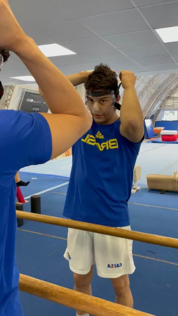 アルトゥール・オヤカワ・マリアノのインスタグラム：「Com máscara na cara e voltando aos poucos! 😻🤪😅 Treinos de chutes, básicos e postura. Devagarinho vai. Boa semana a todos Dr. @dr.andre.yamamoto  Coach. @cris_gym_coach  Fisio. @caiobona  Amigos Hienas. @leomatheus_ @trick_sampaio  . #EsporteClubePinheiros #ComitêOlimpicoBrasileiro #COB #TimeBrasil #Caixa #LoteriasCaixa #Cbg #BolsaPodio  #ForçasNoEsporte #Cda #Odontoprev #newon  #Aminovital #TimeAjinomoto #CaruCafe #Gymnastics」