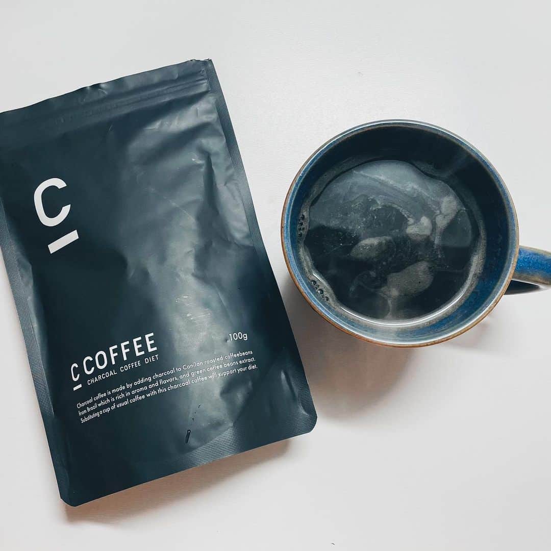 清水香澄のインスタグラム：「@c_coffee_official   最近トレーニング前に飲んでる☕️ 脂質代謝をよくするMCTオイルや 腸活に良い難消化性デキストリンが入ってるから トレ前にも、朝飲むのにもピッタリ😎  お湯に入れて溶かすだけだからめっちゃ簡単！ 次はアーモンドミルクでラテにしてみよ🥰  #シーコーヒー#CCOFFEE  #pr #supportedbyCCOFFEE」