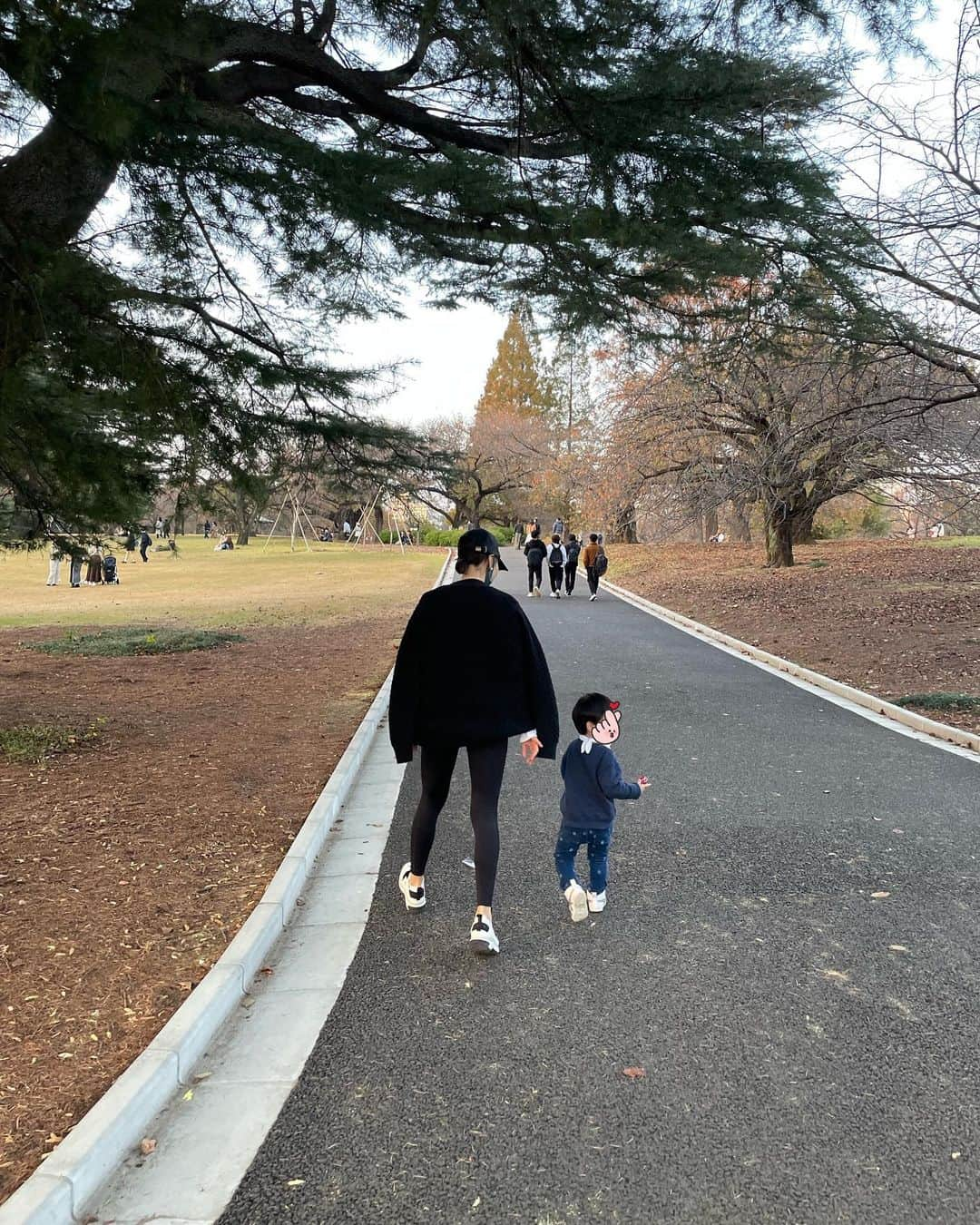 池端レイナのインスタグラム：「今天是日本人說的「好夫妻的日子」 感謝老公的幫忙🕺🏻 いい夫婦の日。 先日、秋晴れの中を旦那さんとお散歩したけど、息子たちとの写真しか撮ってない、そんな日常🍁 いつも、ありがとう😊  #媽咪日常 #媽咪 #兄弟 #兄弟ママ #兄弟リンクコーデ #産後ダイエット #産後 #ママライフ  #まつ毛パーマ #まつ毛エクステ #フェイシャルエステ #做臉 #做臉護膚 #ピーリング #エステサロン #二児の母 #mommylife #mommy」