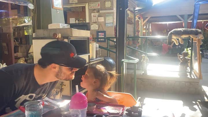 のインスタグラム：「Blake being Blake 💋  This is too cute not to share. We are so thankful for our little Blakey T and the love, smarts, and sass she brings to our family. Happy Thanksgiving week y’all! Be so grateful for your loved ones and for the fact that YOU woke up to another beautiful day this morning ❤️」