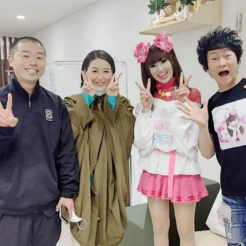 さゆりさんのインスタグラム写真 - (さゆりInstagram)「今日は『せやねん新喜劇✨』〰🤩 『いい夫婦の日💖』に吉本が誇る🤣良い夫婦がNGKに〜いっぱいおっぱい🤣  #なんて幸せな #いい夫婦の日 💖 #久しぶりの新喜劇 #しかも❕  #やっと会えた #やすえ姉さん 💖内場兄さん #休業中のまきちゃんまで来て #山名君💖まきちゃ〜ん #新婚 #まりこちゃん💖清水君 #やっぱり #なかよしがいちばん です🥰 #かつみさゆり #せやねん新喜劇 #そして #大好きなあきえ姉さ〜ん🤩」11月23日 0時34分 - katsumisayuri_sayuri