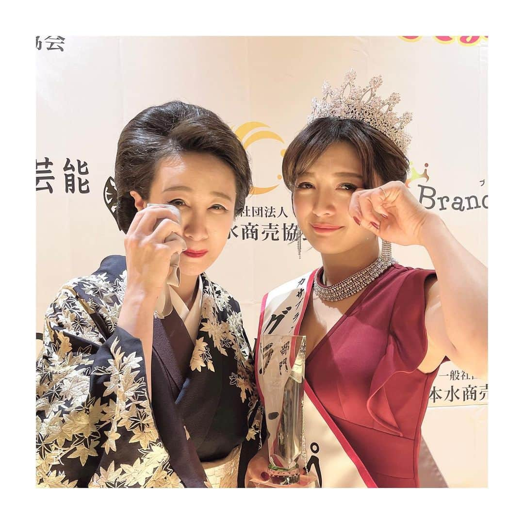 唐沢菜々江さんのインスタグラム写真 - (唐沢菜々江Instagram)「👑クラブNanaeのあやちゃん👑 ナイトクイーングランプリ🦋🌙 カサブランカ部門で 見事グランプリに選ばれました‼️😭✨ あやちゃんおめでとう👏🏻💕 ㅤㅤㅤㅤㅤㅤㅤㅤㅤㅤㅤㅤㅤ 17ライバーでもあるあやぱんまん いつも前向きで努力を忘れず💪🏻✨ とても素敵です‼️☺️✨  【写真2枚目】 グランプリの瞬間はお母さん 思わず涙が出ましたよ😢💓  応援してくださった皆様✨ 本当にありがとうございました‼️ 皆様の応援のお陰で グランプリを獲得出来ました🥲❤️ 心より感謝申し上げます🙇🏻‍♀️‼️ ㅤㅤㅤㅤㅤㅤㅤㅤㅤㅤㅤㅤㅤ 撮影の時はフェイスガードを 外させていただいております☺️  *・。*゜・。・o゜・。*゜・。・o*゜・。*゜・。・  YouTube 【銀座ななえチャンネル】 【銀座ななえチャンネル2nd】 では、 Instagramでお伝えしきれない 様々な情報を発信しています‼️  *・。*゜・。・o゜・。*゜・。・o*゜・。*゜・。・ #あやぱんまん #17ライバー #ライバー #17ライブ #ライブ配信 #関口亜耶 #日本水商売協会 #ナイトクイーングランプリ #ミスコン #nightqueenグランプリ #グランプリ #優勝 #夜の女王 #唐沢菜々江 #ななえママ #菜々江ママ #クラブななえ #銀座ななえ #nanae #銀座 #東京 #ginza #club #クラブ #銀座クラブ #高級クラブ #ホステス #youtube #youtuber #ユーチューブ」11月23日 0時41分 - nanae.karasawa