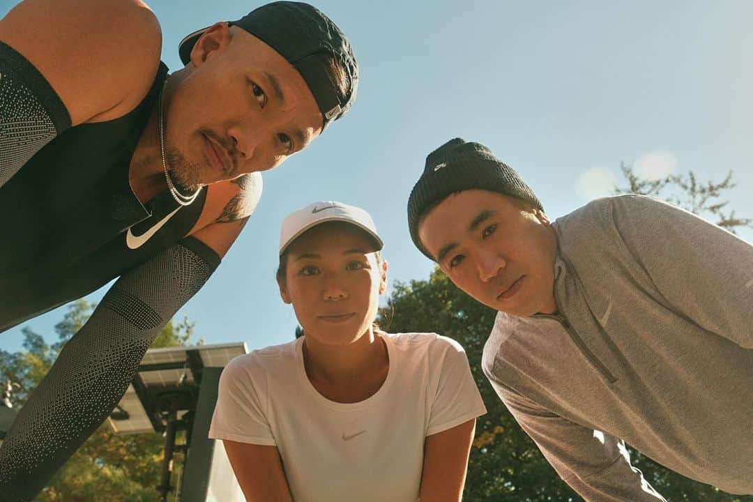 のインスタグラム：「“So much of our runs are less about the miles, and more about exploration,” says Ryo Yamamoto, a member of New York City’s Old Man Run Club (OMRC).  OMRC welcomes anyone who loves running— and getting to know every every corner of city’s geography (and its unexpected characters, too).  “OMRC wouldn’t be OMRC without having New York City as our home base,” says co-founder Dao-Yi Chow.   Download the Nike Run Club app and start creating a run story of your own.  🖌: @simonenoronha & @buck_design  🎬: @byt.nyc」