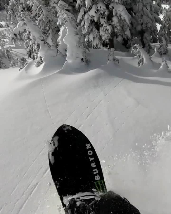 アナログクロージングのインスタグラム：「@mikeyrencz providing a first look at Winter 2021-22 ❄️ 👀  #Burton #Snowboarding」