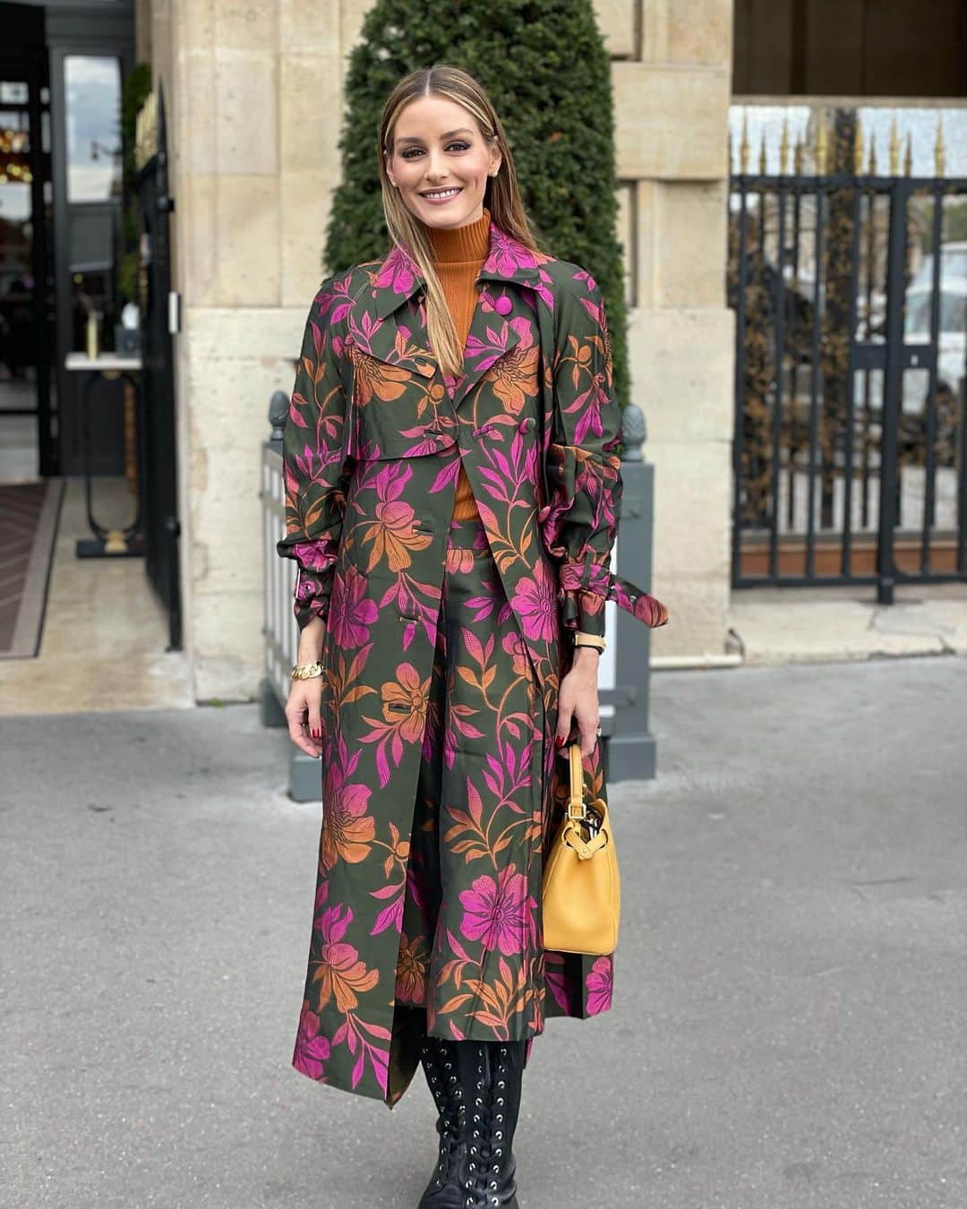 オリヴィア・パレルモのインスタグラム：「Today’s weather feels very Parisian 🌦」