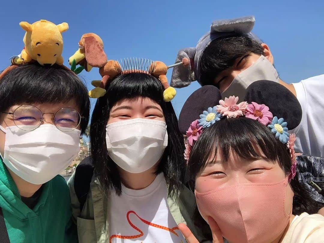 ゆめちゃんさんのインスタグラム写真 - (ゆめちゃんInstagram)「人力舎のかわいい後輩ちゃん達と💞 in Disney Sea🚢💭💙🐠 結構前の前ですが☺️ 行ってきました〜🌋 . . . とにかく平和💞 幸せな1日だった👼🏻 . . アトラクもほとんど乗れて お昼はホライズンでまったり🍽💞. . .  後輩3人がソアリン初だったのでスタンバイパスで無事フライト！✈️ 『今日1番面白かったです！最高！』って3人とも言ってて私も幸せだったー！最高！！！✨✨ソアリンは乗るたびに泣いちゃうー！ . . そしてBBBの抽選が！！当たった！！！！！ コロナ禍のためショートバージョンに今なってるんだけども、無事当たったて嬉しすぎた！！最高でした！！！！ BBBガチ勢のさきぽんと私は終わった後泣いちゃってあとの2人にちょっと引かれたけど♡ 🤣相変わらずミッキーはかっこいいしなによりダンサーさんが減っていたり、生演奏じゃなくなってしまっていて悲しい中、それでもクオリティは全く落ちてなくてミッキー達が一生懸命盛り上げていて、限られている中で最高のもの見せる！という思いを感じて、ぐっっっっと背中を押されました！✨✨✨✨ みんな最高にかっこよかった…💖 . . #Disney #ディズニーシー #ディズニー #BBB #ディズニーカチューシャ  #みんなそれぞれご購入 #久保ちゃんの #トランプ #これはあざとすぎて #最高だったので #即決 #ラブリーこうちゃん #プーさん #似合ってるかわいい #さきぽん #スリンキー #人気なカチューシャ ＃似合ってるこれまたかわいい #私はミニーちゃん #花冠バージョンほしかったから #嬉しい #みんな可愛い笑顔 #後輩で年上が2名いますが #なんでも買ってあげたくなるくらい #かわいい #すごく楽しんで #たくさん食べて #平和でしかなかった #人力舎 #ゆめちゃん #ディズニー大好き芸人」11月23日 2時30分 - yumechan__1993