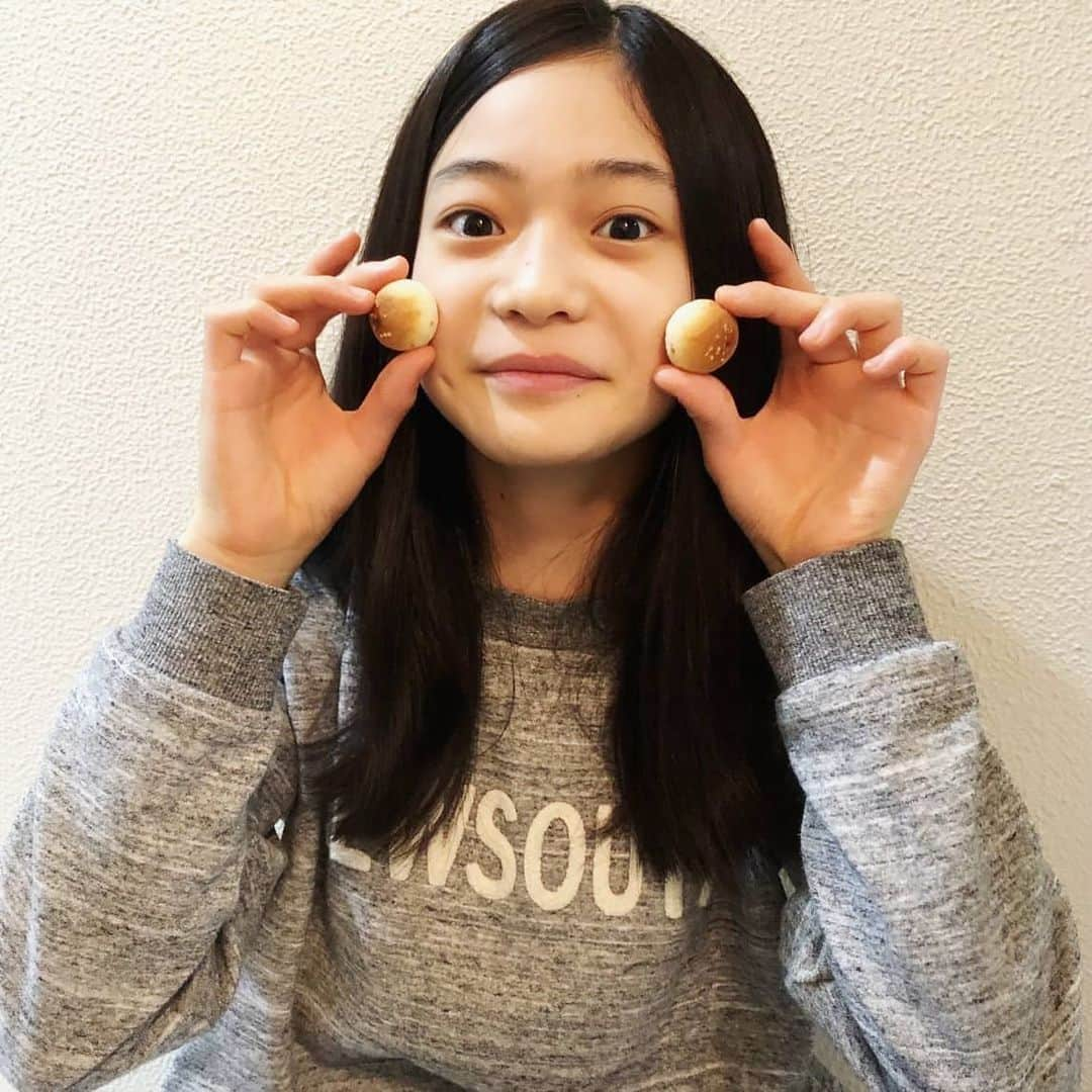 白鳥玉季さんのインスタグラム写真 - (白鳥玉季Instagram)「今日もおやつはチョコあ〜んぱん🤎  あんぱんおじさんのひげとほっぺのつもりだよ🤭  #ブルボン　#チョコあーんぱん　#bourbon　#あんぱんおじさん 　#今日のおやつ」11月23日 14時36分 - shiratori_tamaki