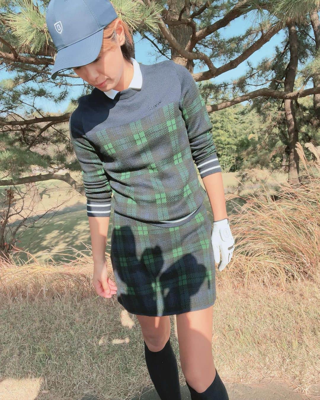 彩海のインスタグラム：「. . ⛳️⛳️⛳️ なかなか上手くなりませんが 周りがどんどんゴルフを始めてくれてるので 一緒にラウンド行くときに 恥をかかないよう練習してます。 . . 飛距離どーやったら伸びるの？🙃 . 練習あるのみ。 がんばろう⛳️ . . #ゴルフ女子#もう初心者でもない  #ゴルフコーデ #ゴルフ#ゴルフウェア #セットアップ#デサントゴルフ」