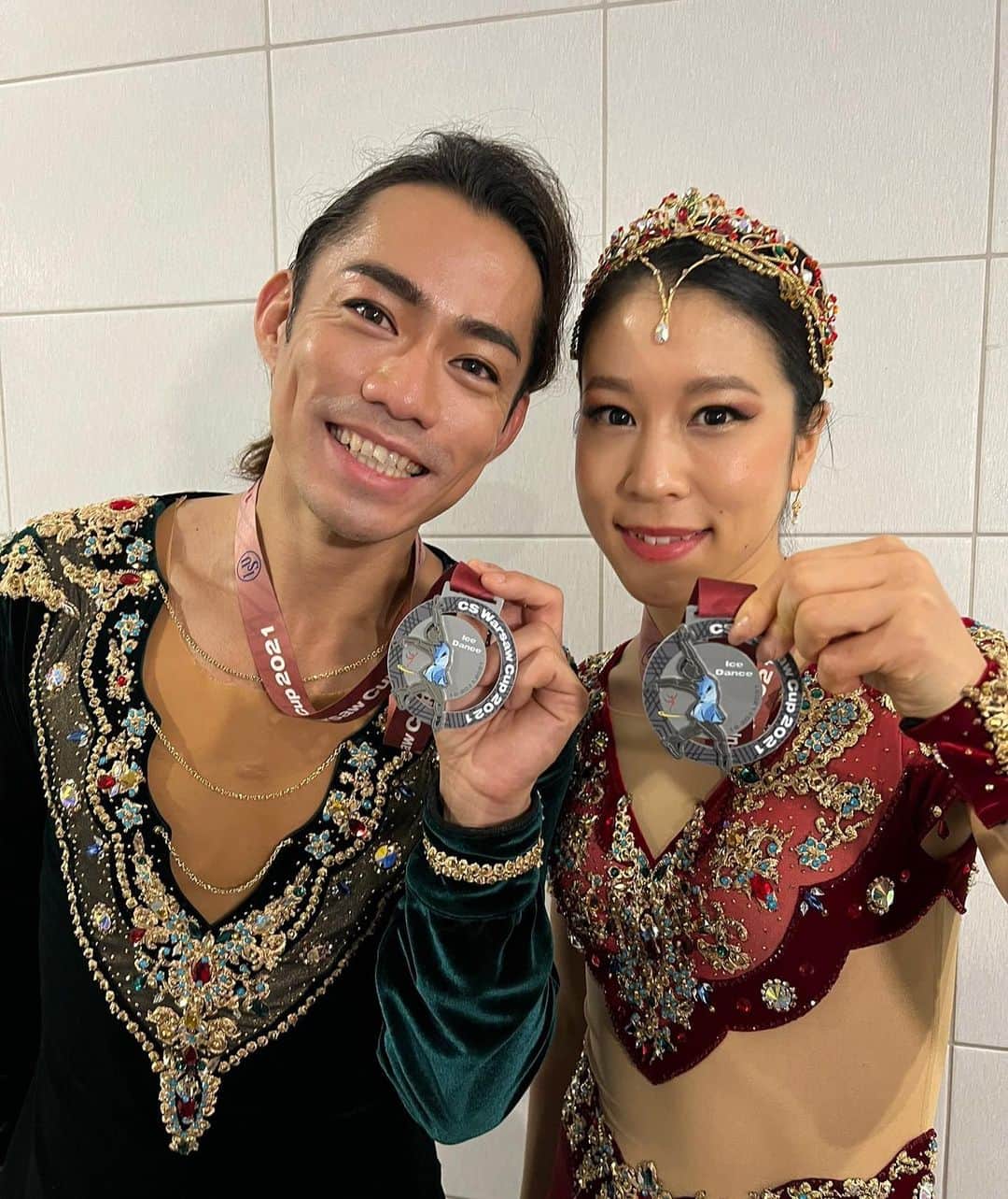 村元哉中のインスタグラム：「⠀  NHK杯 ⇨ ワルシャワ杯 2021 🤍 たくさんの応援ありがとうございました！ ワルシャワ杯は大ちゃんと初ヨーロッパ海外試合 & 国際試合初の表彰台！🥈✨ たくさんの刺激と課題も見つかったので、全日本選手権に向けて更なる進化へ繋がるように引き続き頑張ります🔥 ⠀  Thankyou to our team in Florida, and all organizing committee and staffs for organizing the events !  and Thankyou @d1sk_t ⭐️  #strongertogether  @matterhornfit #かなだい #アイスダンス #スカイコート @skycourt #フィギュアスケート #ソーラン節 #maiabarouh @maiabarouh #Koto #Clozee  #LaBayadere Costume by : @stm_ito ✨」