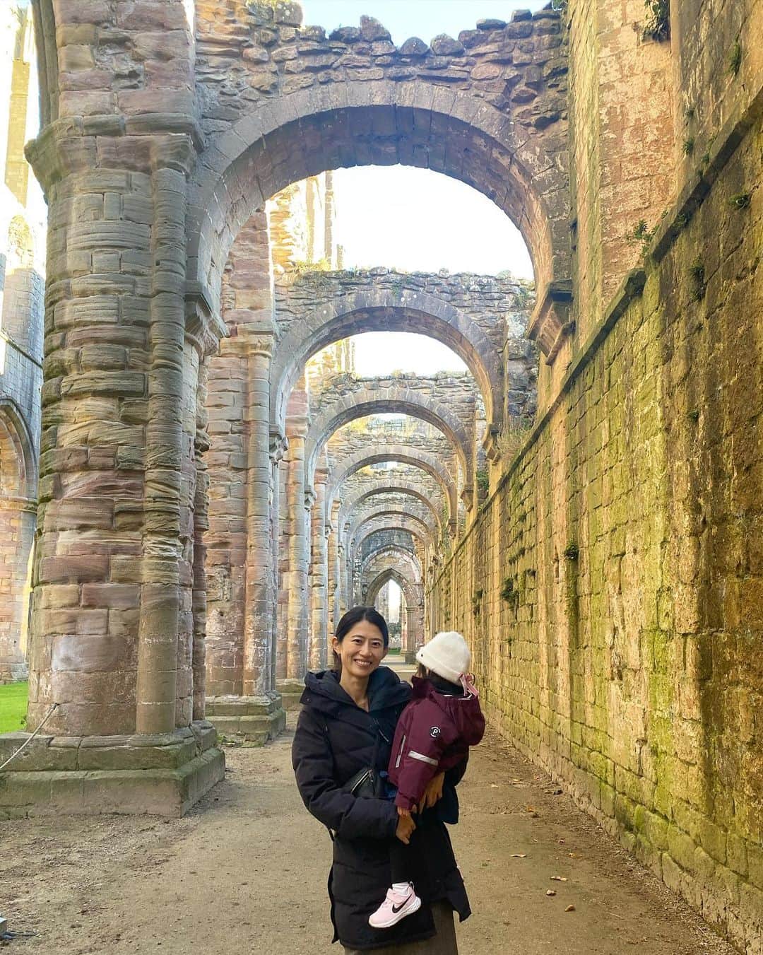 岡村仁美さんのインスタグラム写真 - (岡村仁美Instagram)「イングランド北部にある修道院の跡地、ファウンテンズアビー。世界遺産でもあります ・ イギリスには廃墟系の観光スポットがたくさんあり、いくつか行きましたが、ここはその中でも壮大な廃墟。迫力がありました ・ 寒いながらも晴れて澄み切った空気の中、歴史を感じながら広大な敷地を歩くと心が洗われる気がしました  #fountainsabbey #イギリス生活#イギリス旅行」11月23日 7時51分 - hitomi_okamura_