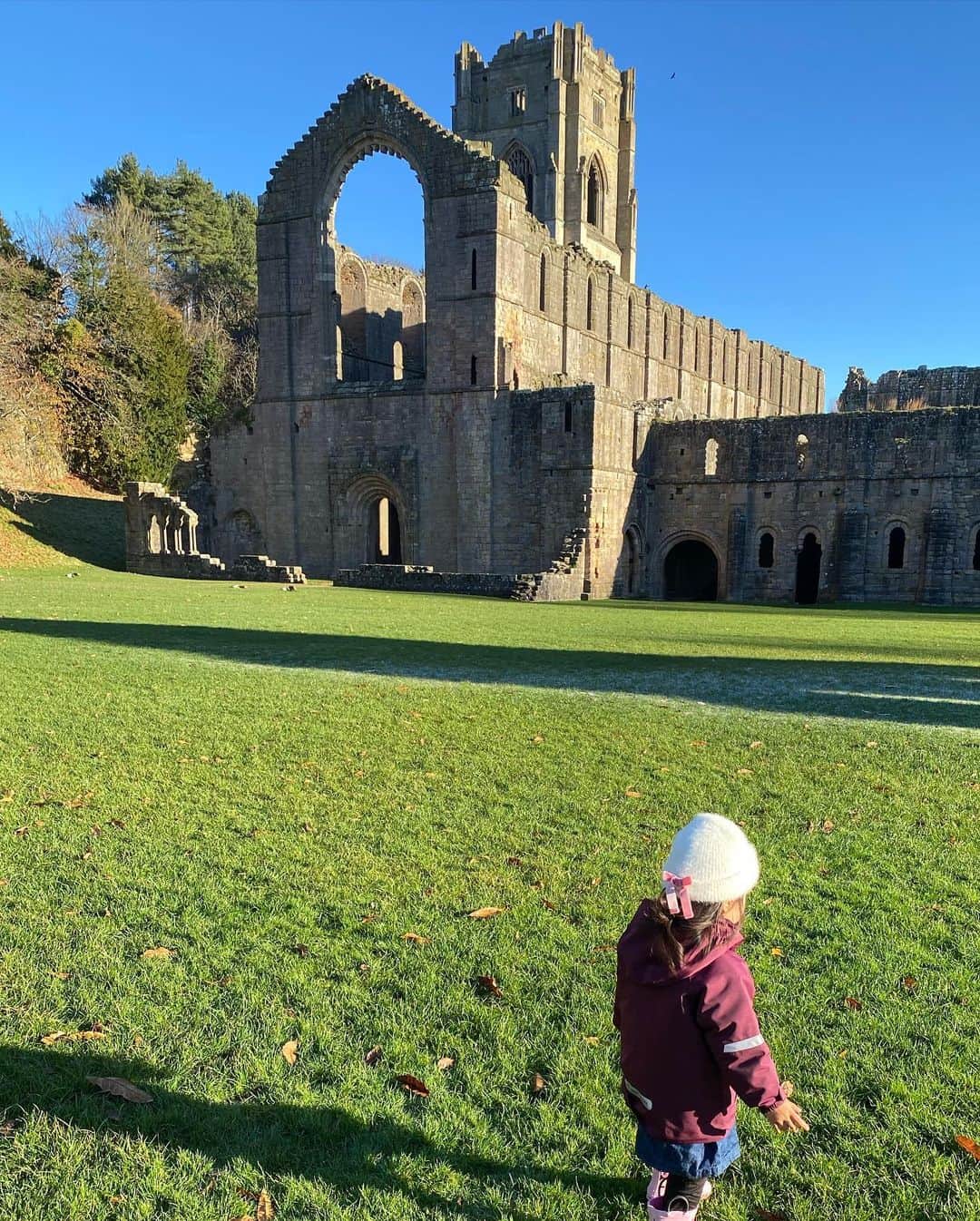 岡村仁美さんのインスタグラム写真 - (岡村仁美Instagram)「イングランド北部にある修道院の跡地、ファウンテンズアビー。世界遺産でもあります ・ イギリスには廃墟系の観光スポットがたくさんあり、いくつか行きましたが、ここはその中でも壮大な廃墟。迫力がありました ・ 寒いながらも晴れて澄み切った空気の中、歴史を感じながら広大な敷地を歩くと心が洗われる気がしました  #fountainsabbey #イギリス生活#イギリス旅行」11月23日 7時51分 - hitomi_okamura_