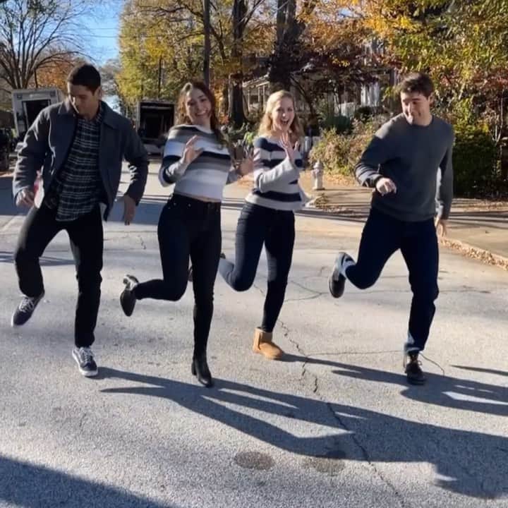 エリザベス・ライルのインスタグラム：「All new episode of @NBC’s #OrdinaryJoe tonight 10/9c with the loveliest TikTok dance newbies in town」