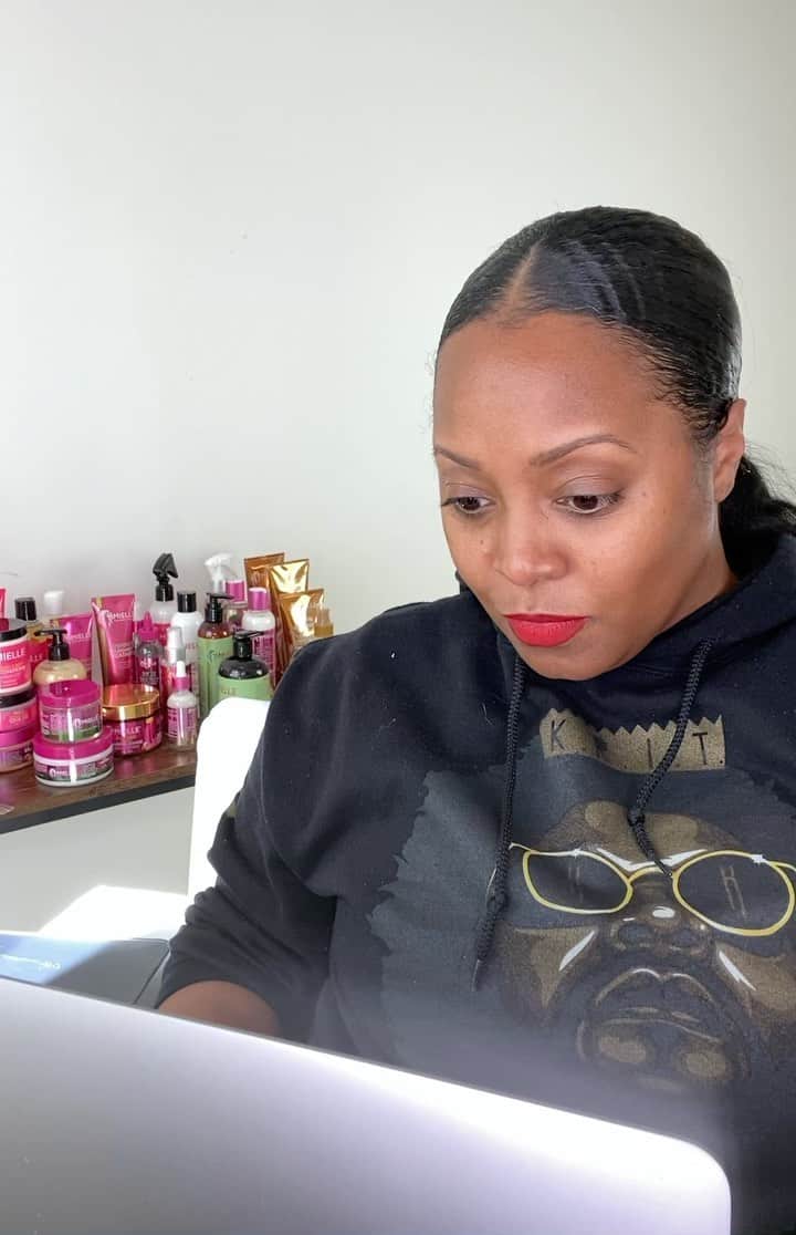 ケシア・ナイト・プリアムのインスタグラム：「@MielleOrganics by @Exquisitemo is having her 7th Black Friday sale & products are only $6 on mielleorganics.com!! Mielle has the best giveaways & contests to win BIG. Below is how you enter to win when you purchase during the sale:  🔥Orders under $100 - $7 Flat-rate shipping  🔥Spend $100 to receive free shipping & qualify for tech bundle  🔥Spend $125 to qualify for a $10k cash prize or rent/mortgage payment  🔥Spend $150 to qualify to win a brand NEW car!!」