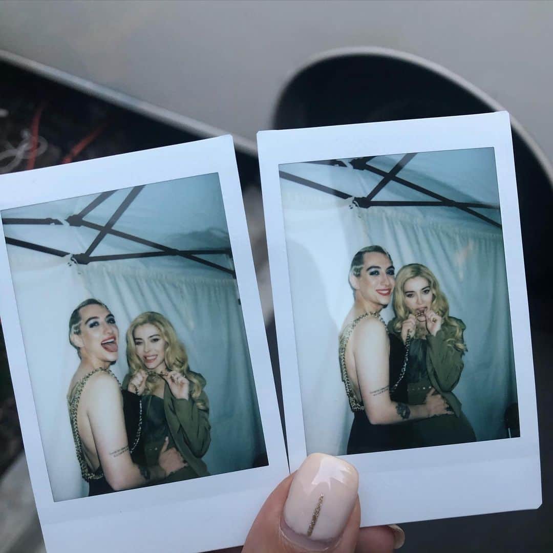 エレナ・サチンのインスタグラム：「Look what I just found @masonalexanderpark 😻」