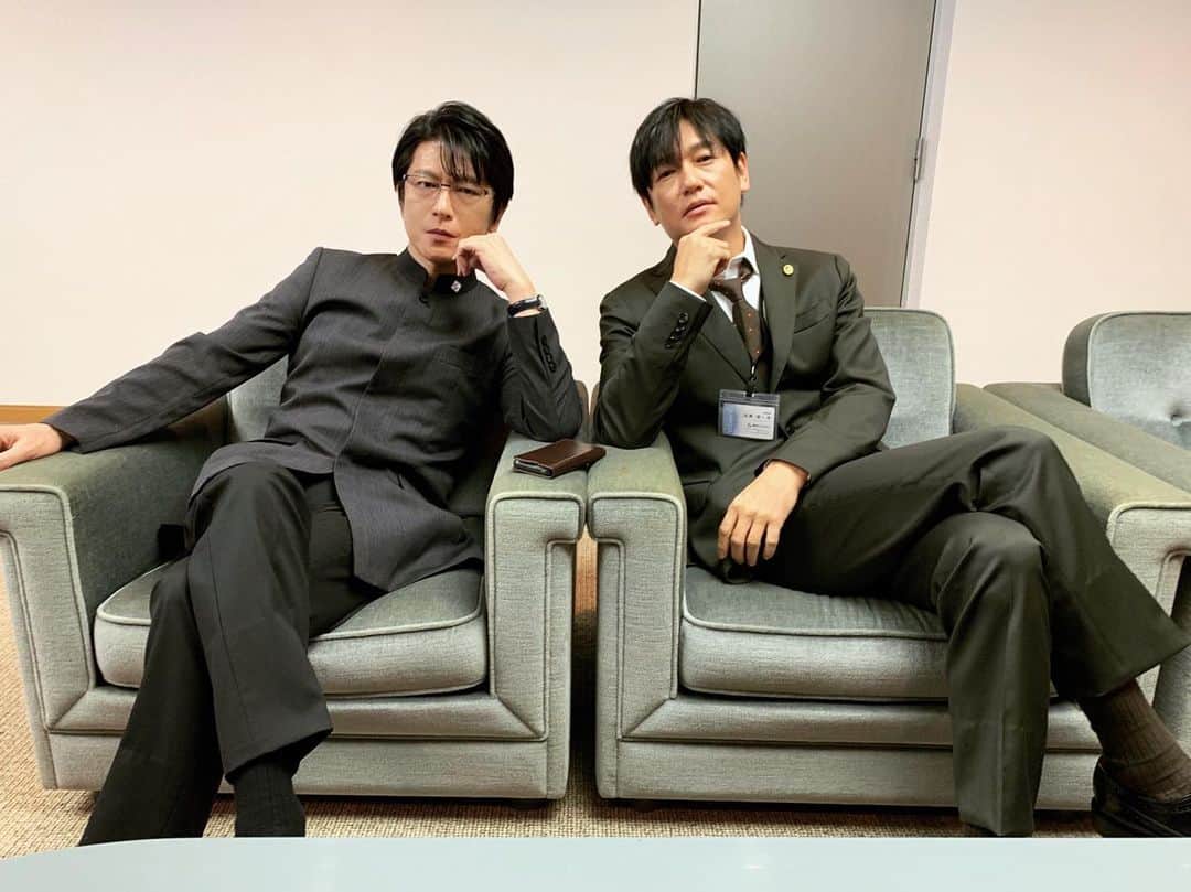 最愛のインスタグラム：「朝から大人の色気をお届け！ 加瀬さんと後藤さん、二人が手を組んだら怖いもの無し…⁉︎ そんな日は訪れるのでしょうか…  #最愛ドラマ #tbs #井浦新 #及川光博 #第7話11月26日夜10時」