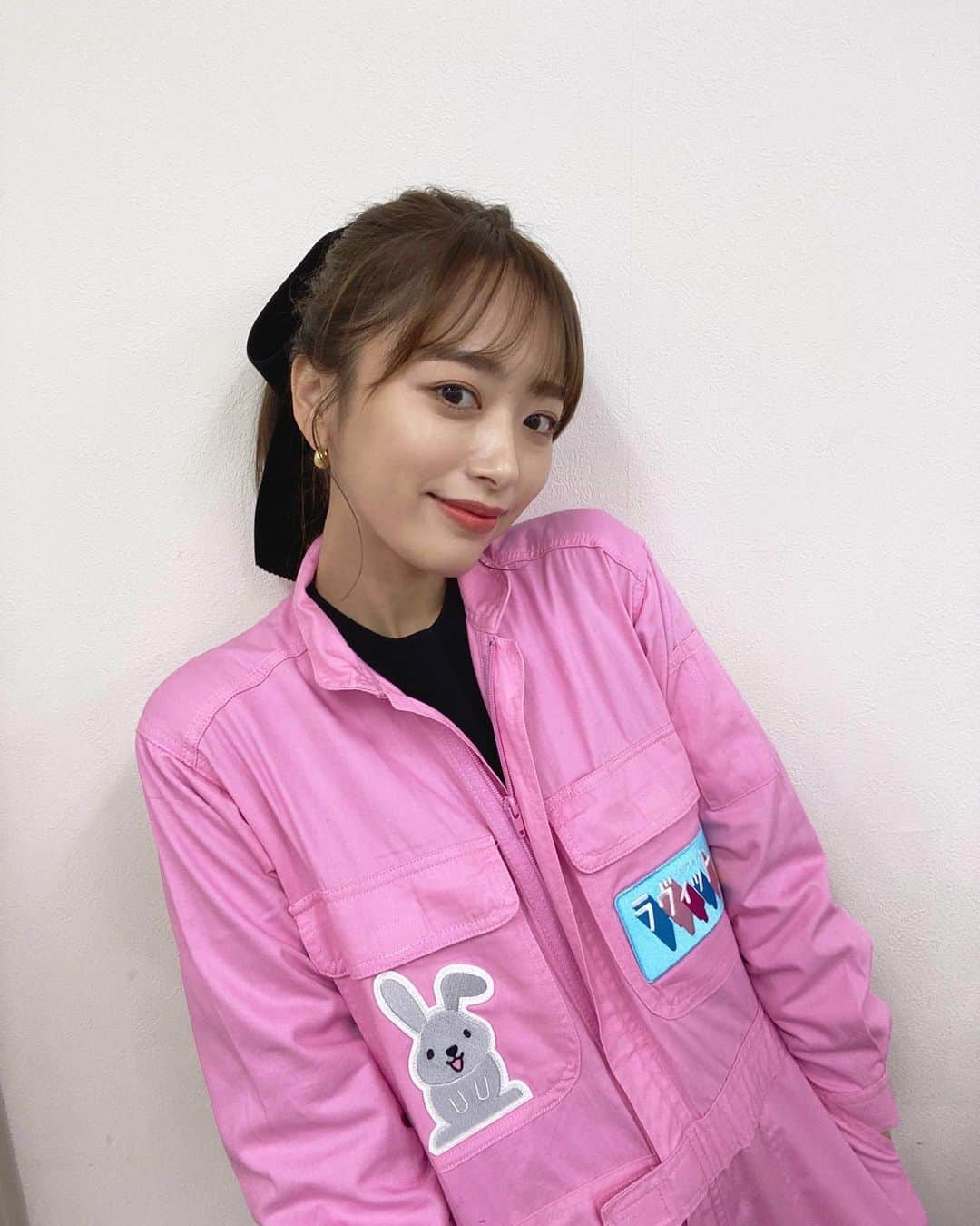 近藤千尋のインスタグラム：「今日も行ってくるでやんす💕🐰 このつなぎも、 いい感じにペンキで汚れてきた☺️笑  みんなは祝日だから どこかいくのかな？✨ 寒いから暖かくしてお過ごし下さい❤️  #気を抜くと三枚目の顔 #熱海」