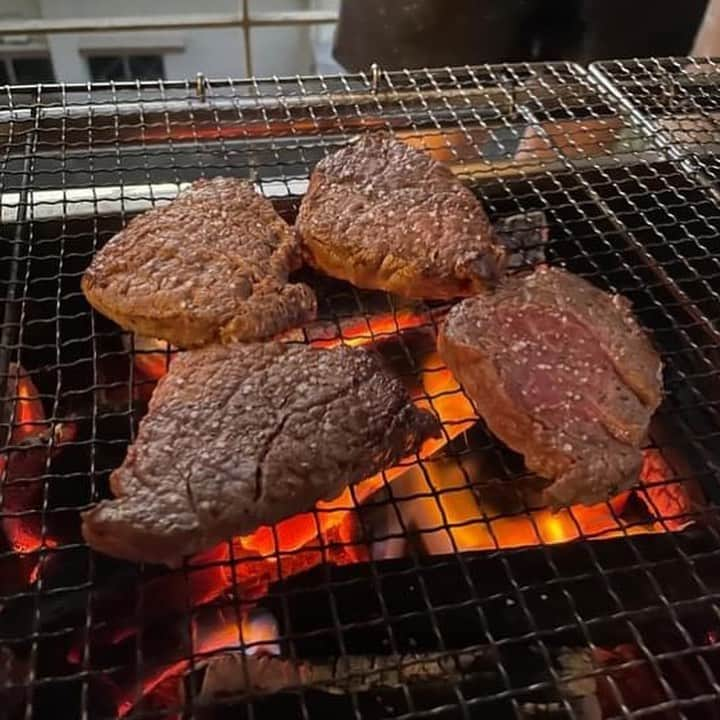 田中律子さんのインスタグラム写真 - (田中律子Instagram)「我が家のテラスでBBQ🍖  お肉は、なんと吉祥寺肉山の光山さんからこんな立派はお肉が🥩🥩🥩美味しすぎました❤️光山さんありがとーございました🙏　@nikuyama29   そして真栄田岬にあるピザ🍕ENZOのオーナー坂口さんからはゴシキエビ🦐大きくてビックリ😳  バーベキューインストラクターの村元さん　@0304kei  火起こしから焼きまでありがとー🔥🍖  関さん、水留さん、リエちゃん、楽しい時間をありがとー❤️また沖縄で遊びましょうねーー🌞🤩🌴✨  @treeful.treehouse  ツリーハウスビルダーのみなさんもありがとーございました🙏🙌  #okinawa  #okinawalife  #beachlife  #海のある生活  #bbq  #mysweethome  #肉山 #肉山の光山さん #光山の肉山さん #すぐ間違える  #田中より木村w #愉快な仲間たち」11月23日 9時59分 - ri2kotanaka