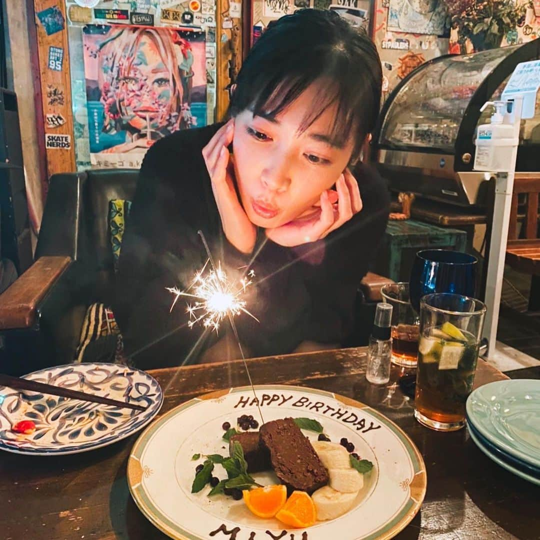 林田岬優さんのインスタグラム写真 - (林田岬優Instagram)「２８歳になりました。💐 より内面を充実させられるよう 大切に過ごしていきたいです。 ． iPhoneのアルバムから最近の写真を集めてみました。 ミッフィーちゃんの足ツボスリッパ、気持ちよくて履いています。映画「裏窓」を見て感動しました。毎年お店でクリスマスの雑貨を眺めてしまいます。花火は消えませんでした。 ． だいぶ朝晩は冷え込んできましたので体調に気をつけて過ごしましょ。いい休日を。♡」11月23日 10時16分 - miyu_hayashida