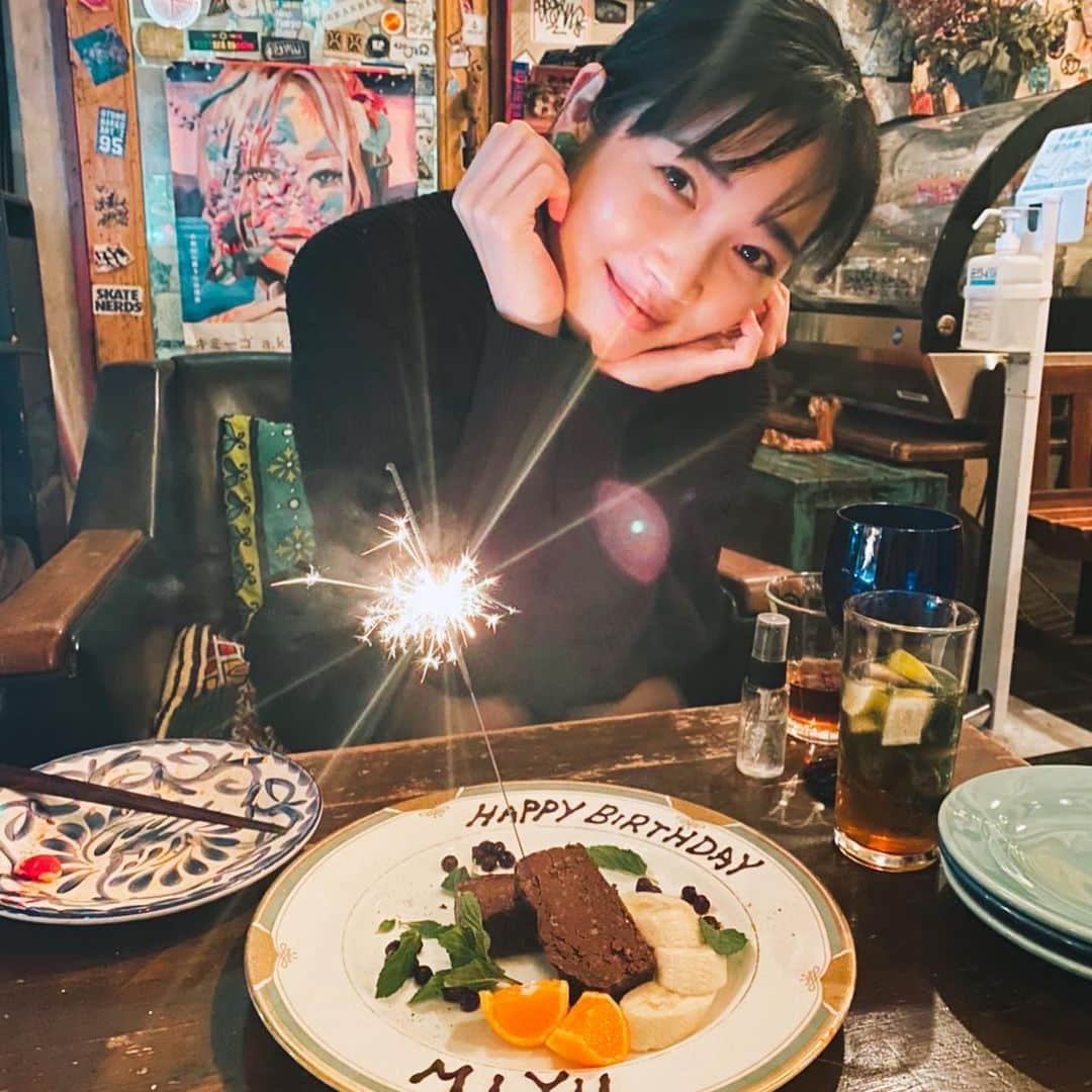 林田岬優さんのインスタグラム写真 - (林田岬優Instagram)「２８歳になりました。💐 より内面を充実させられるよう 大切に過ごしていきたいです。 ． iPhoneのアルバムから最近の写真を集めてみました。 ミッフィーちゃんの足ツボスリッパ、気持ちよくて履いています。映画「裏窓」を見て感動しました。毎年お店でクリスマスの雑貨を眺めてしまいます。花火は消えませんでした。 ． だいぶ朝晩は冷え込んできましたので体調に気をつけて過ごしましょ。いい休日を。♡」11月23日 10時16分 - miyu_hayashida