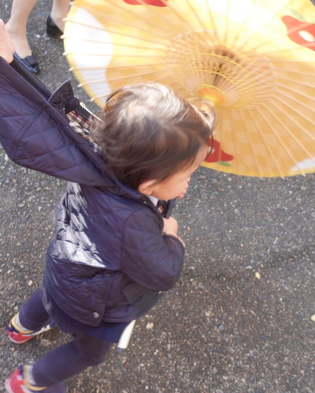 松尾翠さんのインスタグラム写真 - (松尾翠Instagram)「大イベント 七五三✨  おねぇ7歳 ボンバー3歳  なんとか無事？ 終わりましたーーーー😂♡  いやーーー3人つれて、、もうこれは 台風のようなイベントだ、、😱  なにはともあれ 自然の中で野性味溢れて 元気に楽しく大きくなーれー！！  おねぇはきいろのお着物を作ってもらって✨ ボンバーはおねぇも 歴代の面々も着ている黄緑色のお着物に 私が昔着た、オレンジの被布を☺️  2歳が近づくやんちゃ坊主 ボーは動きが激しくなり ますます一層の カオスを演出😂 おねぇたちが撮影で持つ傘が持ちたくて 奪い取ってはダッシュ💨 逃げ足がはやい そしてごねる😂  今日はとても寒かったですね🥺  同じく七五三の皆様も 本当におつかれ様でした✨  世界のこどもたち みんなみんなうれしい楽しいをたくさん知って 元気に大きくなってほしい✨  #七五三 #大きくなれ  #子供の着物 #京都の暮らし」11月23日 16時02分 - midori.matsuo_official