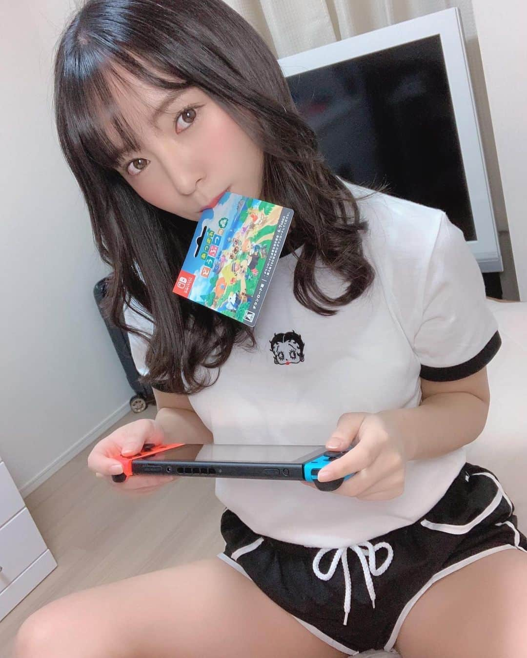 西永彩奈さんのインスタグラム写真 - (西永彩奈Instagram)「#ゲームの日 🎮 どうぶつの森はどうしたらいいか分からず雑草が沢山生えました。未だにDSのマリオ64がクリア出来ません。ピーチ17年間助けられてない…」11月23日 10時46分 - nishinagaayana