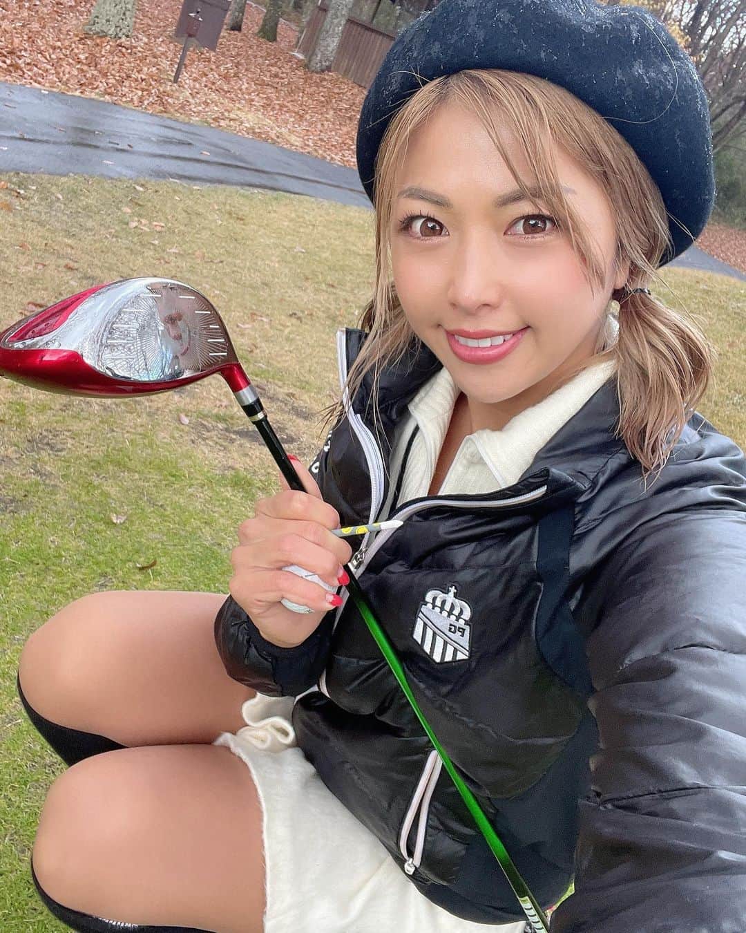 あおい夏海さんのインスタグラム写真 - (あおい夏海Instagram)「今月のスマイルゴルフコンペ @smilegolf2018 は那須国際カントリークラブ @nasukokusai_cc にて！ ゴルフのあとにフットゴルフ体験もしました！！ ゴルフの途中まさかのヒョウとか雨が降って、ちょっと濡れてテンションちょっと下がってたけど、フットゴルフの時間になるとみんな元気がみなぎり、子供のようにはしゃいでいました！笑 みんなボール蹴るのも好きですね🥰 ゴルフもいいけど、たまにはフットゴルフもいいなぁって改めて思いました！ お昼に誕生日会もしていただき、大きなケーキでお祝いしてもらいました🥺💓 ランチも美味しかったです💓 いつもラウンドイベントきてくださるみなさん、スマイルゴルフさん、那須国際カントリークラブのみなさん、遅くまでパーティありがとうございました🥺🙏✨✨  紅葉もちょうど綺麗で、 紅葉のじゅうたんがすこく綺麗でした🍁 来月は2021年最後のラウンドイベント。はやいなぁ。  もう1月のラウンドイベントの予約は満員御礼です‼️ みなさんありがとうございます🙇‍♀️✨✨ これからも楽しいラウンドイベントにしてきたいと思いますので、 引き続きよろしくお願いします🙏🥺✨   #ゴルフ  #あおい夏海 #ラウンドイベント #ゴルフ女子  #スマイルゴルフ #紅葉 #もみじ #フットゴルフ #ゴルフコーデ  #ゴルフウェア  #ゴルフ女子コーデ  #フットゴルフ女子  #那須国際カントリークラブ #サッカー女子  #ありがとう」11月23日 11時09分 - natsumi.aoi