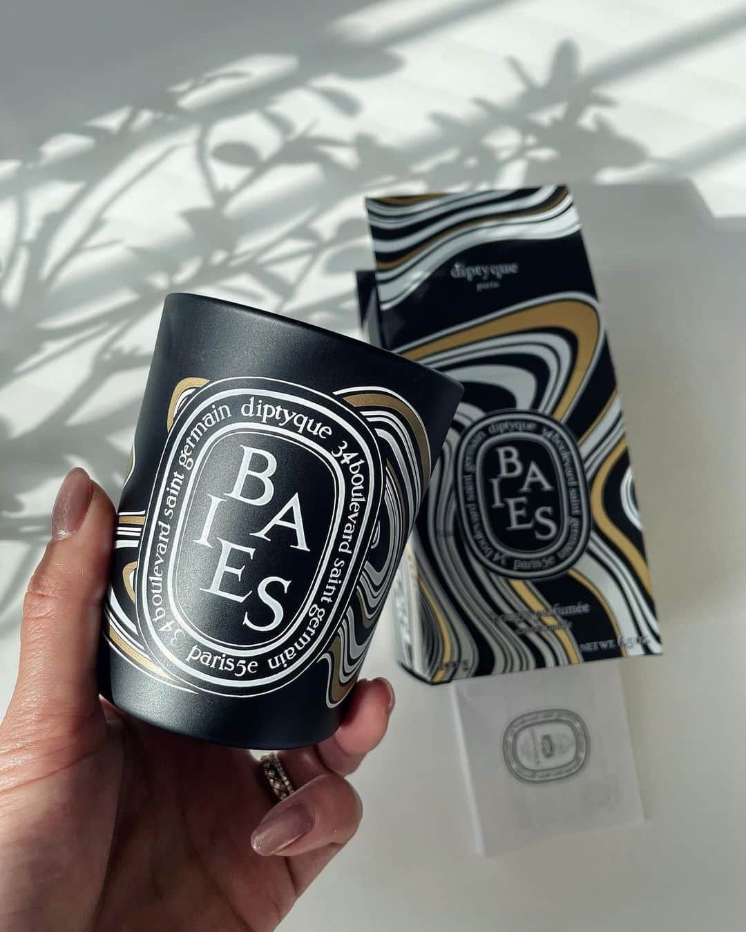 里海のインスタグラム：「@diptyque のキャンドル🕯が好きで、 お風呂でも🛁 リビングでも、 ベッドルームでも いつも素敵な香りに癒されています  このblack candle 11/26〜11/29の限定キャンドル  WHO @who への支援 売り上げの15%が コロナウィルス感染症連帯対応基金へ 寄付されます✨  香りはローズブーケの香りがカシスの葉の グリーンでアロマティックな アクセントと溶け合う 夜明けの庭園の爽やかさ🌿  #diptyqueparis #diptyque #HealthForAll  #blackcandle #baies」