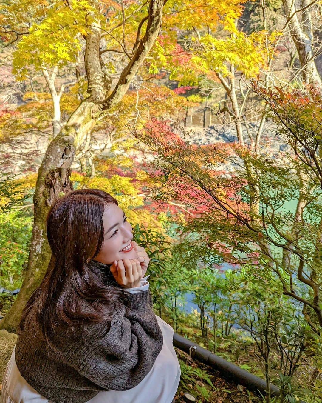 石井里奈さんのインスタグラム写真 - (石井里奈Instagram)「こんにちは☀️ . 今日は京都編✨ 秋の紅葉と秋コーデ🍁💛 . 星のや京都の奥の庭で✨ 白砂の中に縦に埋め込んだ瓦を砂紋に見立てた、現代の枯山水ともいうべき斬新なデザイン✨嵐山の紅葉と大堰川も眺められてとっても癒されました💕 . dress... @mercuryduo_com  boots... @maisonvalentino  bag... @polene_paris  . マーキュリーの3WAYニットセットバックティアードミニワンピース👗 今流行ってる丈の短いニットとワンピースコーデ🧡ニットは表裏着られて、下のワンピだけでも🙆‍♀️✨ . 最近足細くなったねって言われて嬉しかったのでミニ丈も着られて嬉しい！ @douce___0203 で月2回オーダーメイドボディコース受けてるんだけど、自分の体にあった施術してくれておすすめ💛私の場合は足に水が溜まりやすくてその下に脂肪があるからまずは水抜きからしてるよ🙆‍♀️ モニター募集もしてるみたいだからチェックしてみてね💕 . 今日はおなつと小旅行❤️✨ 楽しんできます🥰 . #りなまるコーデ #mercuryduo #マーキュリーデュオ #秋コーデ #秋服コーデ #ニットコーデ #脚痩せ #足痩せ #ブーツコーデ #星のや京都 #星のや #hoshinoya #京都紅葉 #嵐山 #kyoto #京都 #京都旅行 #京都観光 #京都散策 #京都ホテル #庭 #石庭 #valentino #polene #poleneparis #紅葉 #紅葉スポット #紅葉狩り #嵐山観光 #枯山水」11月23日 12時12分 - ri7tin1025