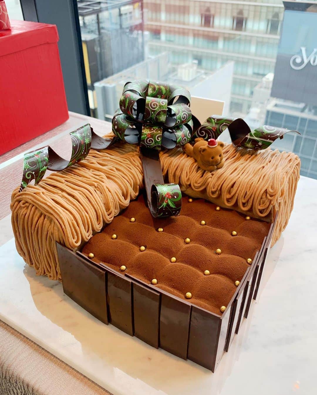 小越しほみさんのインスタグラム写真 - (小越しほみInstagram)「ルワンジュ東京 @louange_tokyo  christmas collection2021にご招待いただきました🎅🏻 ・ Xmasバージョンのくまさんケーキも 可愛くて芸術的だったぁ…🧸💕 ・ ルワンジュのケーキは見た目だけじゃなくて 味もほんとに美味しいの🥺❤️‍🔥 ・ ・ ・ いよりんとたまたま黒いワンピで リンクコーデ風だったよ🤍 ・ @selectshop.ecrea のブーツ お気に入りだから全身で撮ってもらった😻 ・ ・ ・ ・ ・ ・ #Christmascake #クリスマスケーキ #louangetokyo #ルワンジュ東京 #ルワンジュ東京ルミュゼ #ザグラン銀座 #リリーブラウン #lilybrown #ショートブーツ #ドレス #ドレスアップ #ヘアアレンジ」11月23日 12時14分 - shihomi1129