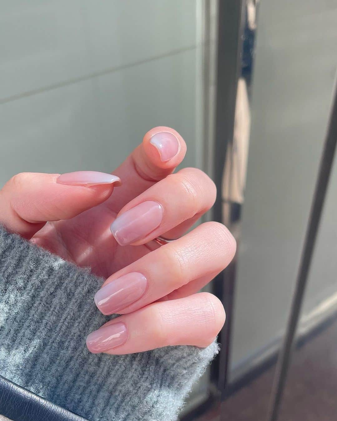 相楽優佳さんのインスタグラム写真 - (相楽優佳Instagram)「ふんわりnail ♡ 絶妙な2色使いのグラデーションが可愛い💎🕯  形もまたスクエアにしてもらった💅🏻 .  @okina_nail 翁奈さんと話してると癒される🥰 聞き上手な女性ってこういうことだなって.ᐟ 見習わないとね🗣👤💭笑 ____ #グラデーションネイル #ふんわりネイル  #スクエアネイル #冬ネイル #大人ネイルデザイン  #シンプルネイル #ネイルデザイン #オフィスネイル #原宿ネイルサロン #2021冬ネイル #QULNE」11月23日 12時43分 - yuka_sagara