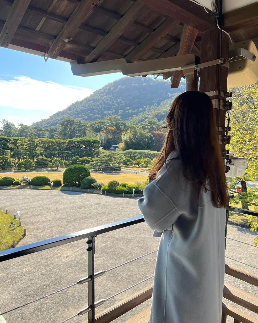 佐野真彩さんのインスタグラム写真 - (佐野真彩Instagram)「香川県【栗林公園】🍁 国の特別名勝に指定されている庭園の中で最も広く、日本三名園よりも木や石に優雅な趣があると記されているほど。  実家が近いので帰省すると散歩がてら行くのですが、心が落ち着くとても良い庭園です👟 今回は母と行きました。  次は和船に乗りたいな🚤 （近いとその内の連続で未だに乗ったことがないという。笑）  コート▶︎ @stunninglure  ブーツ▶︎ @dianashoespress   #香川県　#栗林公園　#香川観光　#stunninglure #kagawa #trip #ritsuringarden #地元紹介　#冬コーデ　#ダイアナブーツ　#おいりソフト」11月23日 13時18分 - sano.maya