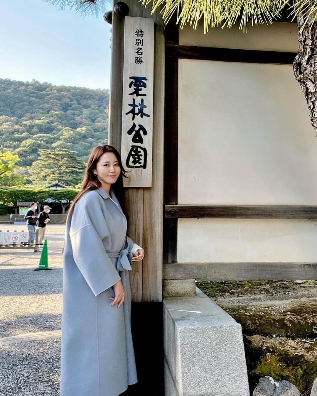 佐野真彩さんのインスタグラム写真 - (佐野真彩Instagram)「香川県【栗林公園】🍁 国の特別名勝に指定されている庭園の中で最も広く、日本三名園よりも木や石に優雅な趣があると記されているほど。  実家が近いので帰省すると散歩がてら行くのですが、心が落ち着くとても良い庭園です👟 今回は母と行きました。  次は和船に乗りたいな🚤 （近いとその内の連続で未だに乗ったことがないという。笑）  コート▶︎ @stunninglure  ブーツ▶︎ @dianashoespress   #香川県　#栗林公園　#香川観光　#stunninglure #kagawa #trip #ritsuringarden #地元紹介　#冬コーデ　#ダイアナブーツ　#おいりソフト」11月23日 13時18分 - sano.maya