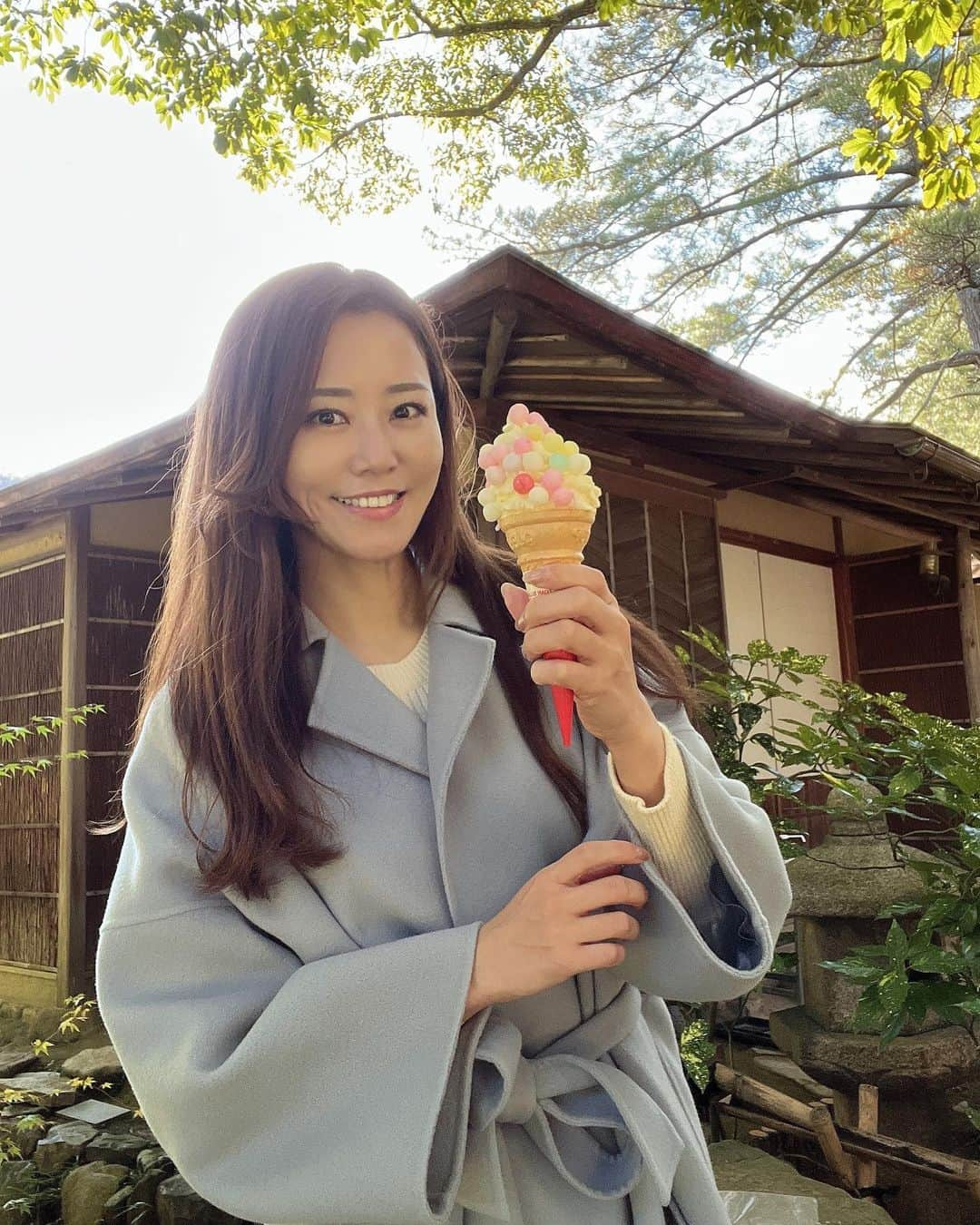 佐野真彩さんのインスタグラム写真 - (佐野真彩Instagram)「香川県【栗林公園】🍁 国の特別名勝に指定されている庭園の中で最も広く、日本三名園よりも木や石に優雅な趣があると記されているほど。  実家が近いので帰省すると散歩がてら行くのですが、心が落ち着くとても良い庭園です👟 今回は母と行きました。  次は和船に乗りたいな🚤 （近いとその内の連続で未だに乗ったことがないという。笑）  コート▶︎ @stunninglure  ブーツ▶︎ @dianashoespress   #香川県　#栗林公園　#香川観光　#stunninglure #kagawa #trip #ritsuringarden #地元紹介　#冬コーデ　#ダイアナブーツ　#おいりソフト」11月23日 13時18分 - sano.maya