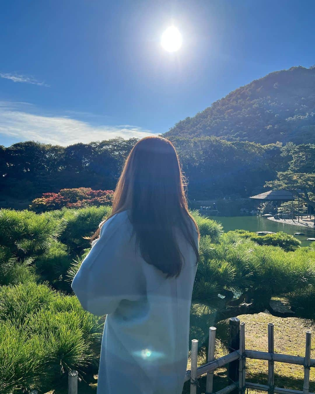 佐野真彩さんのインスタグラム写真 - (佐野真彩Instagram)「香川県【栗林公園】🍁 国の特別名勝に指定されている庭園の中で最も広く、日本三名園よりも木や石に優雅な趣があると記されているほど。  実家が近いので帰省すると散歩がてら行くのですが、心が落ち着くとても良い庭園です👟 今回は母と行きました。  次は和船に乗りたいな🚤 （近いとその内の連続で未だに乗ったことがないという。笑）  コート▶︎ @stunninglure  ブーツ▶︎ @dianashoespress   #香川県　#栗林公園　#香川観光　#stunninglure #kagawa #trip #ritsuringarden #地元紹介　#冬コーデ　#ダイアナブーツ　#おいりソフト」11月23日 13時18分 - sano.maya