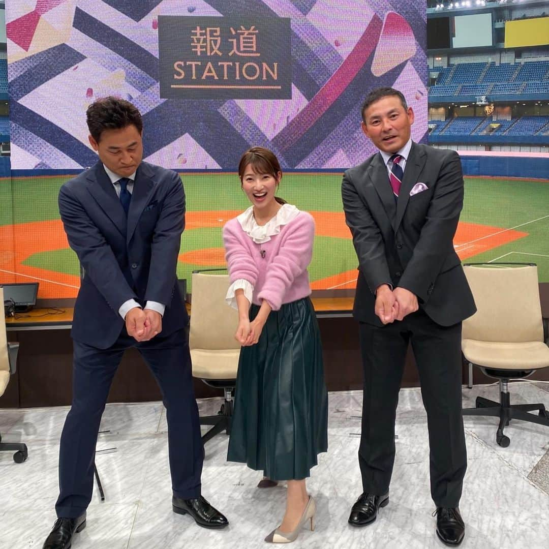 安藤萌々さんのインスタグラム写真 - (安藤萌々Instagram)「今日は、日本シリーズ 第三戦が行われます⚾️  オリックス、ヤクルト、 共に一勝ずつで迎えたこの試合…！ テレビ朝日系列で、17:50〜 生中継します。(一部地域を除く)  報道ステーション、スポーツは東京ドームからお伝えする予定です！ ・ ・ 写真は、昨日の報道ステーション放送後に撮ったものです🤣  いつもお会いするのを楽しみにしているお二人が、一度にスタジオに！！ とっても豪華なオンエアでした…✨🥺 いつもいつも感謝です。  ①もも「何のポーズにしますか？」 ②憲伸さん「ゴルフにしよう！三人の共通項！」 ③3人 「イェーイ！」(プレー入りまーす)  #プロ野球 #日本シリーズ #オリックス  #ヤクルト  #前田智徳 さん #川上憲伸 さん #どうしてこうなった  #ゴルフ好き #ゴルフファン  お二人の肩幅の間でスタンス取りきれなかった🤣」11月23日 13時48分 - momo_ando_ex