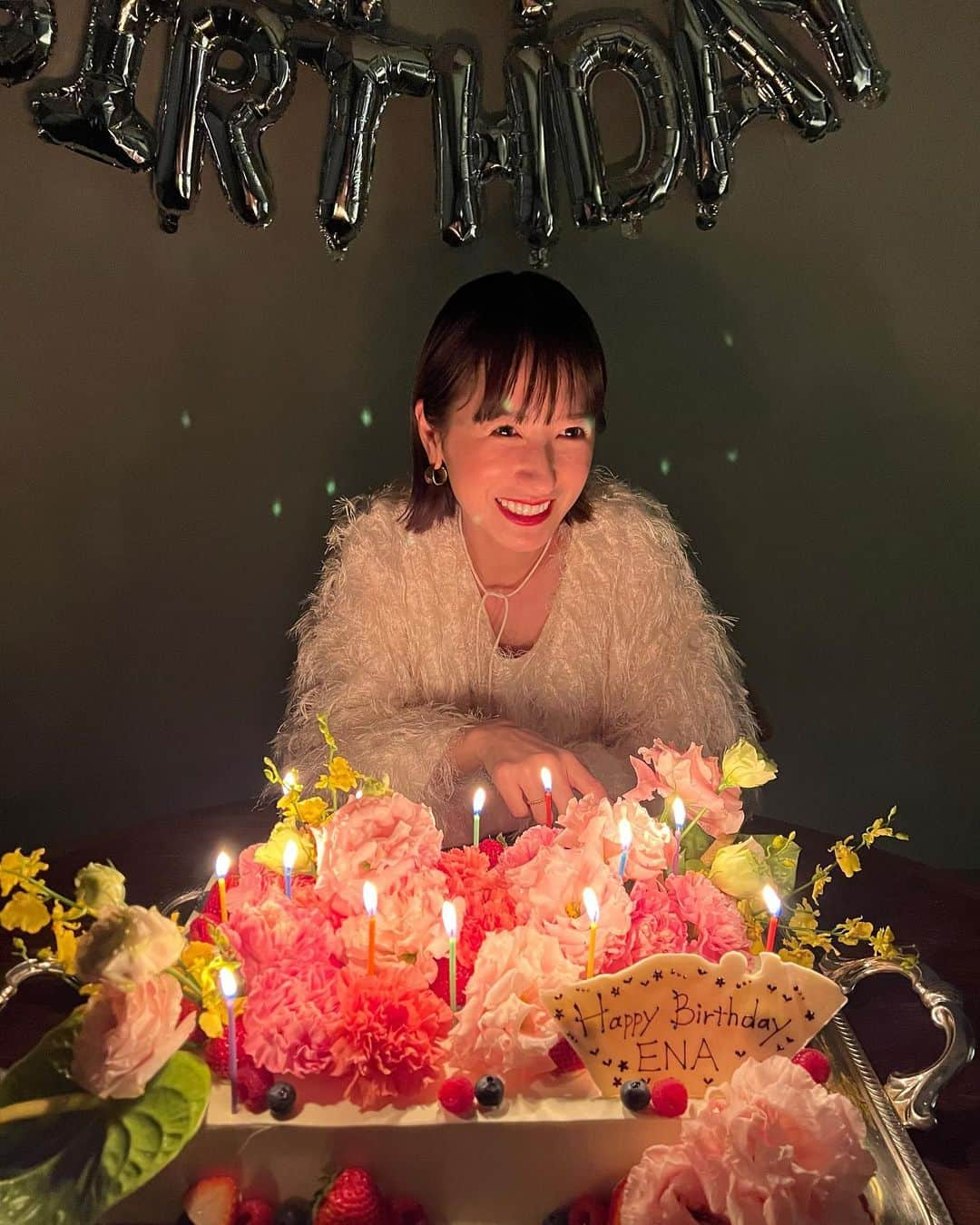 松本恵奈さんのインスタグラム写真 - (松本恵奈Instagram)「昨日はCLANEのみんなにお誕生日会をしてもらいました♡ みんな素敵なサプライズをありがとう😊こんなに素敵な仲間と一緒に働けて私は本当に幸せ者だ☺️❤️ 36歳も全力で頑張ります💪🏻 他にも沢山写真あるのでまた後でアップするねー♡ #お誕生日 #サプライズ #36歳 #ありがとう #チームclane #clane #clanedesign」11月23日 14時10分 - ena1123