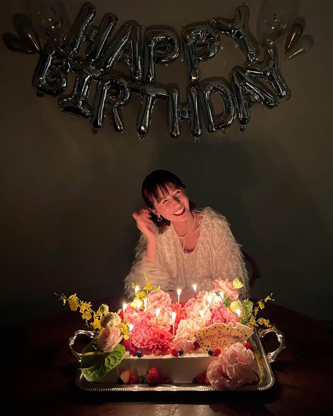 松本恵奈さんのインスタグラム写真 - (松本恵奈Instagram)「昨日はCLANEのみんなにお誕生日会をしてもらいました♡ みんな素敵なサプライズをありがとう😊こんなに素敵な仲間と一緒に働けて私は本当に幸せ者だ☺️❤️ 36歳も全力で頑張ります💪🏻 他にも沢山写真あるのでまた後でアップするねー♡ #お誕生日 #サプライズ #36歳 #ありがとう #チームclane #clane #clanedesign」11月23日 14時10分 - ena1123