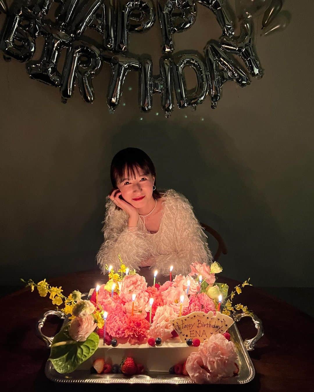 松本恵奈さんのインスタグラム写真 - (松本恵奈Instagram)「昨日はCLANEのみんなにお誕生日会をしてもらいました♡ みんな素敵なサプライズをありがとう😊こんなに素敵な仲間と一緒に働けて私は本当に幸せ者だ☺️❤️ 36歳も全力で頑張ります💪🏻 他にも沢山写真あるのでまた後でアップするねー♡ #お誕生日 #サプライズ #36歳 #ありがとう #チームclane #clane #clanedesign」11月23日 14時10分 - ena1123