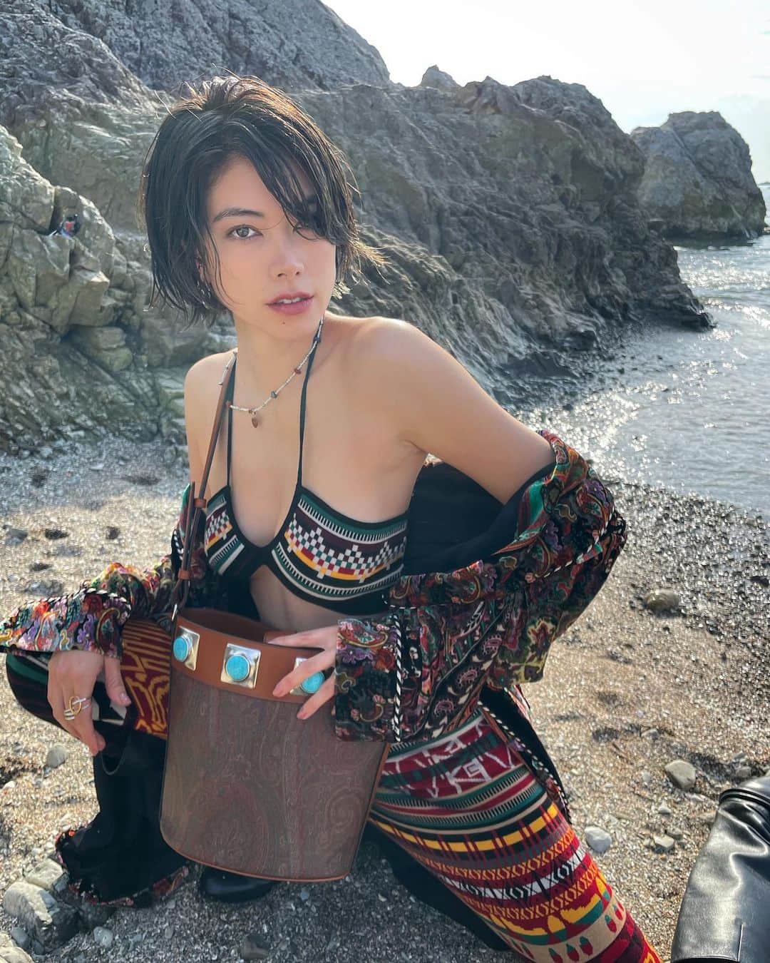 森星のインスタグラム：「Merging elements #CrownMeBag 🪐 @etro」